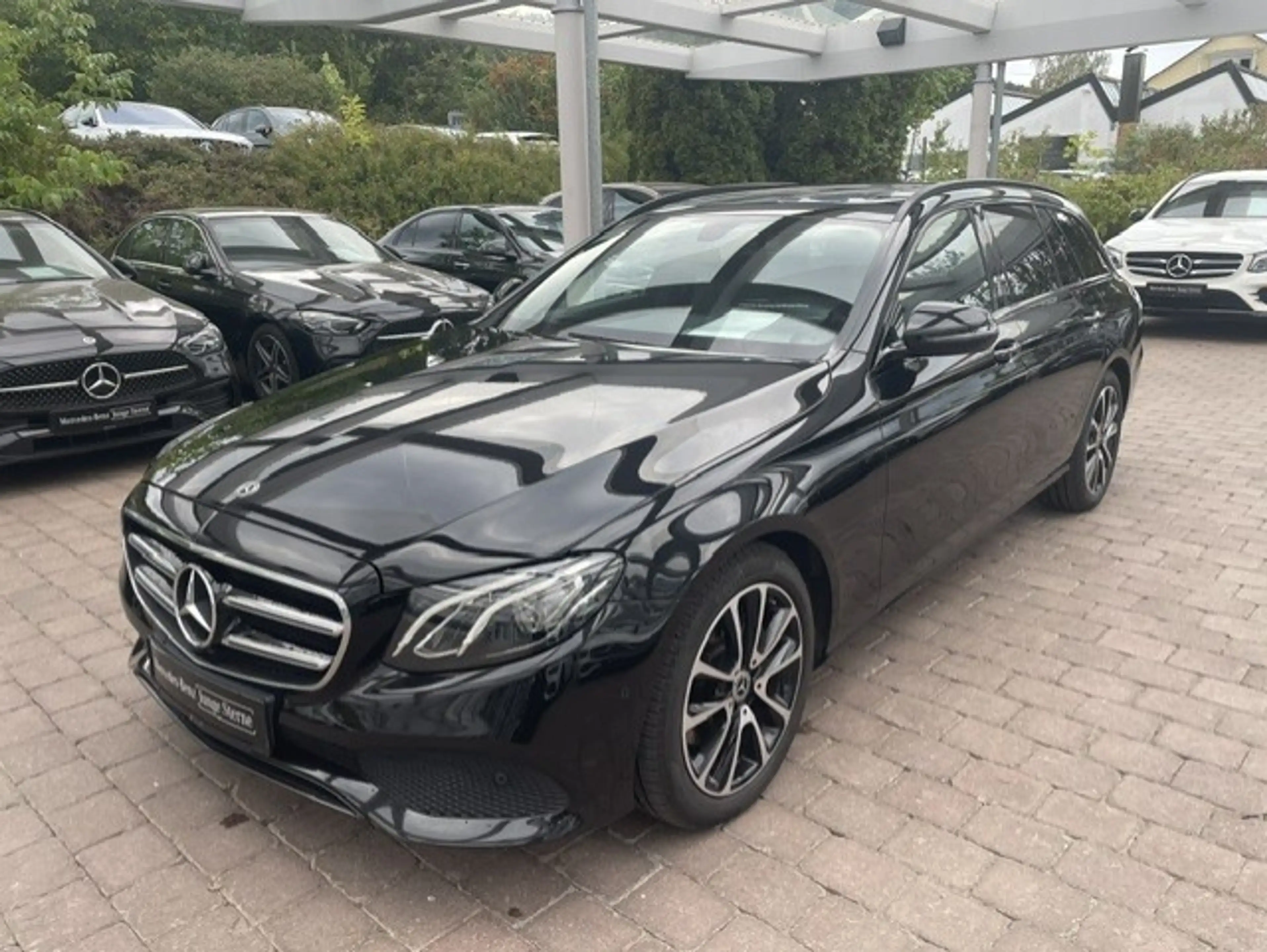 Mercedes-Benz E 200 4M T AVANTGARDE TOTW. PTS NAVI SCHIEBED. LED DIST — photo 2
