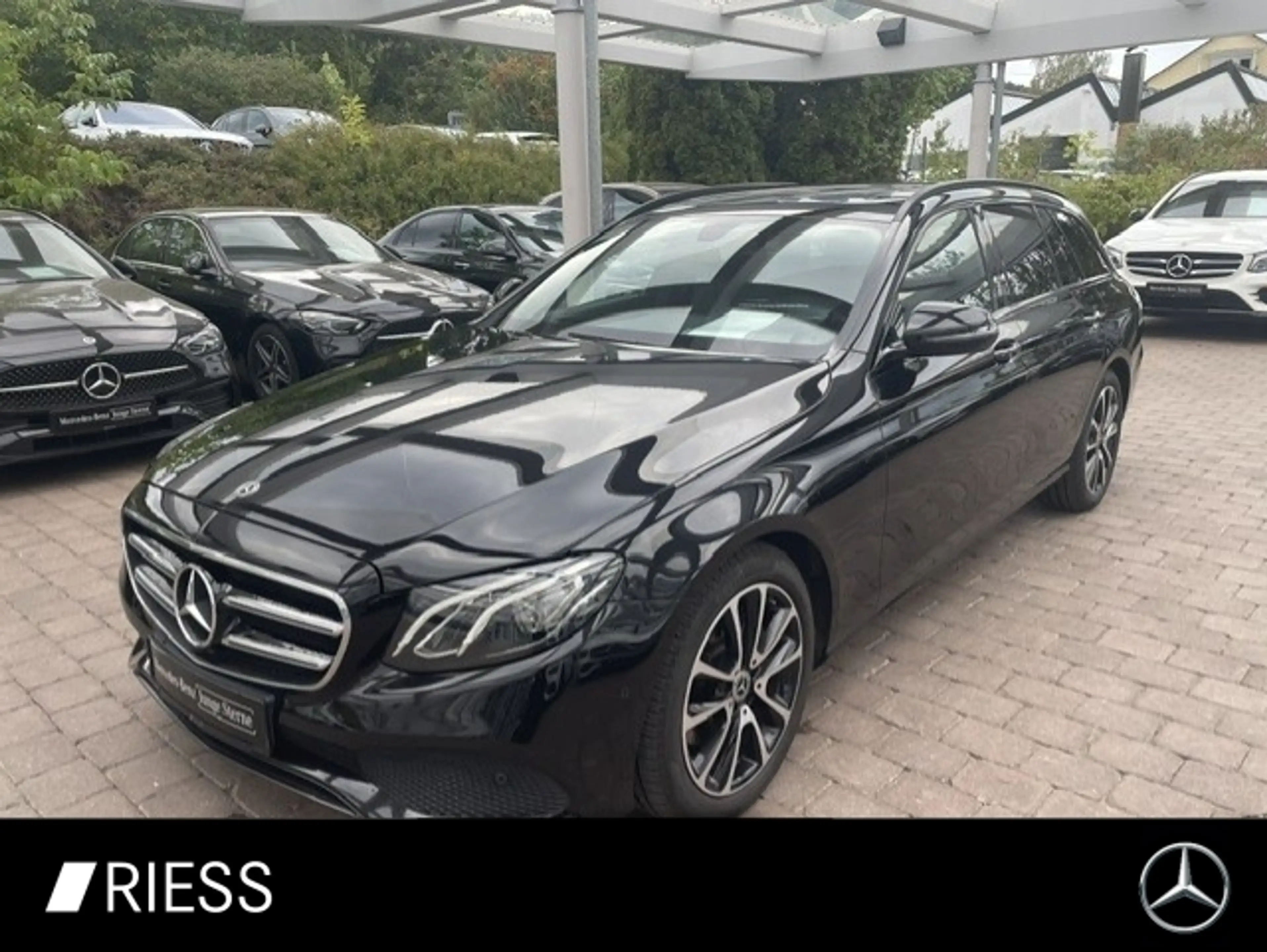 Mercedes-Benz E 200 4M T AVANTGARDE TOTW. PTS NAVI SCHIEBED. LED DIST