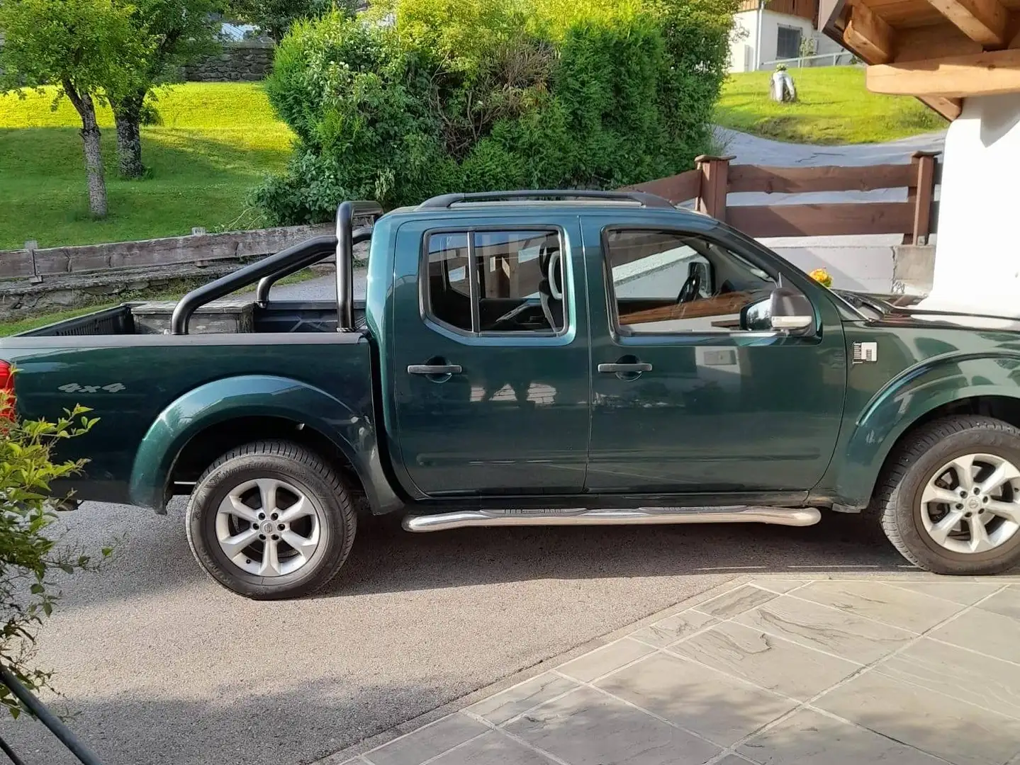 Nissan Navara Double Cab 2,5 dCi 4x4 D401 XE Grün - 2