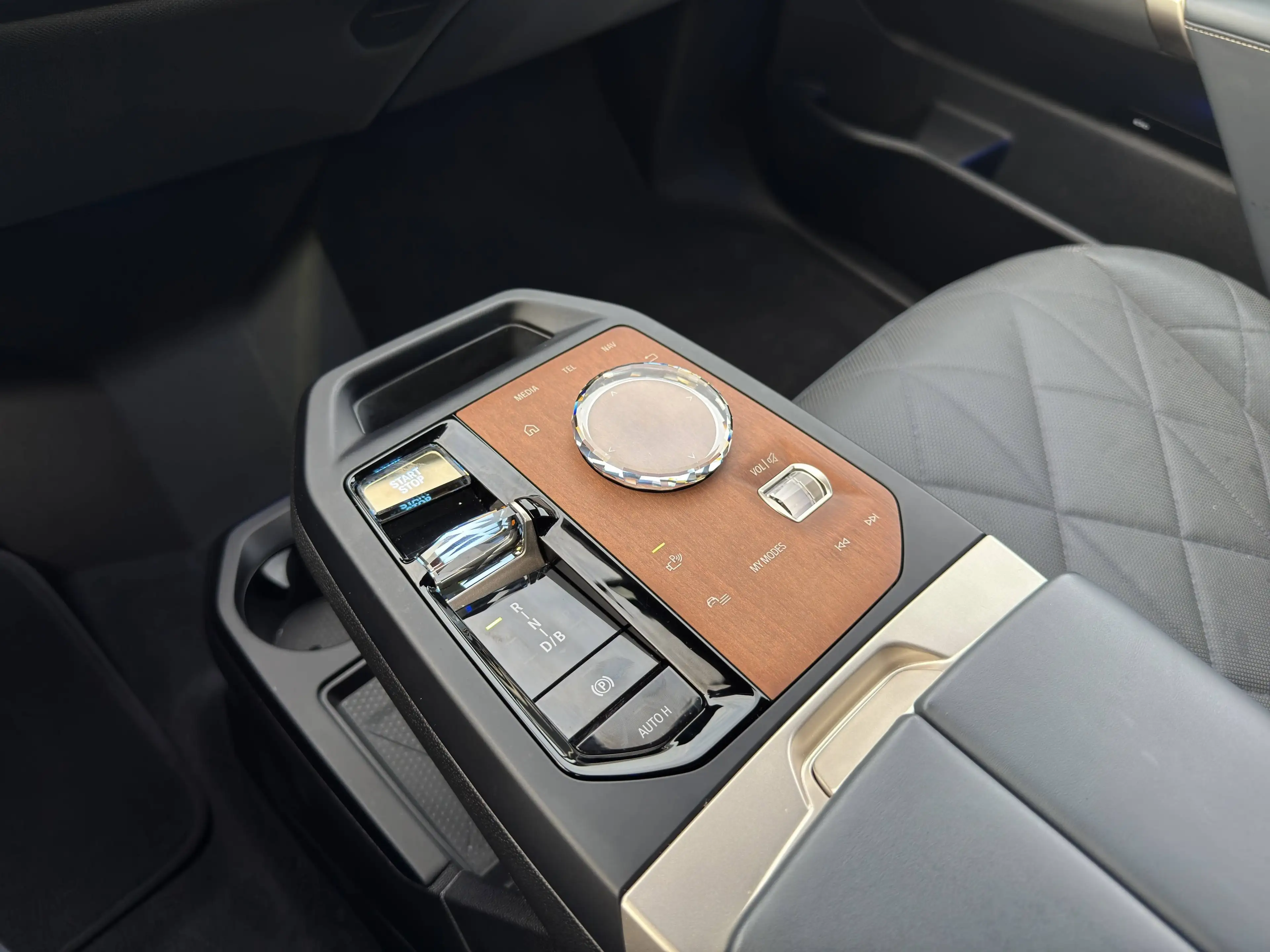 BMW iX xDrive40 — photo 20