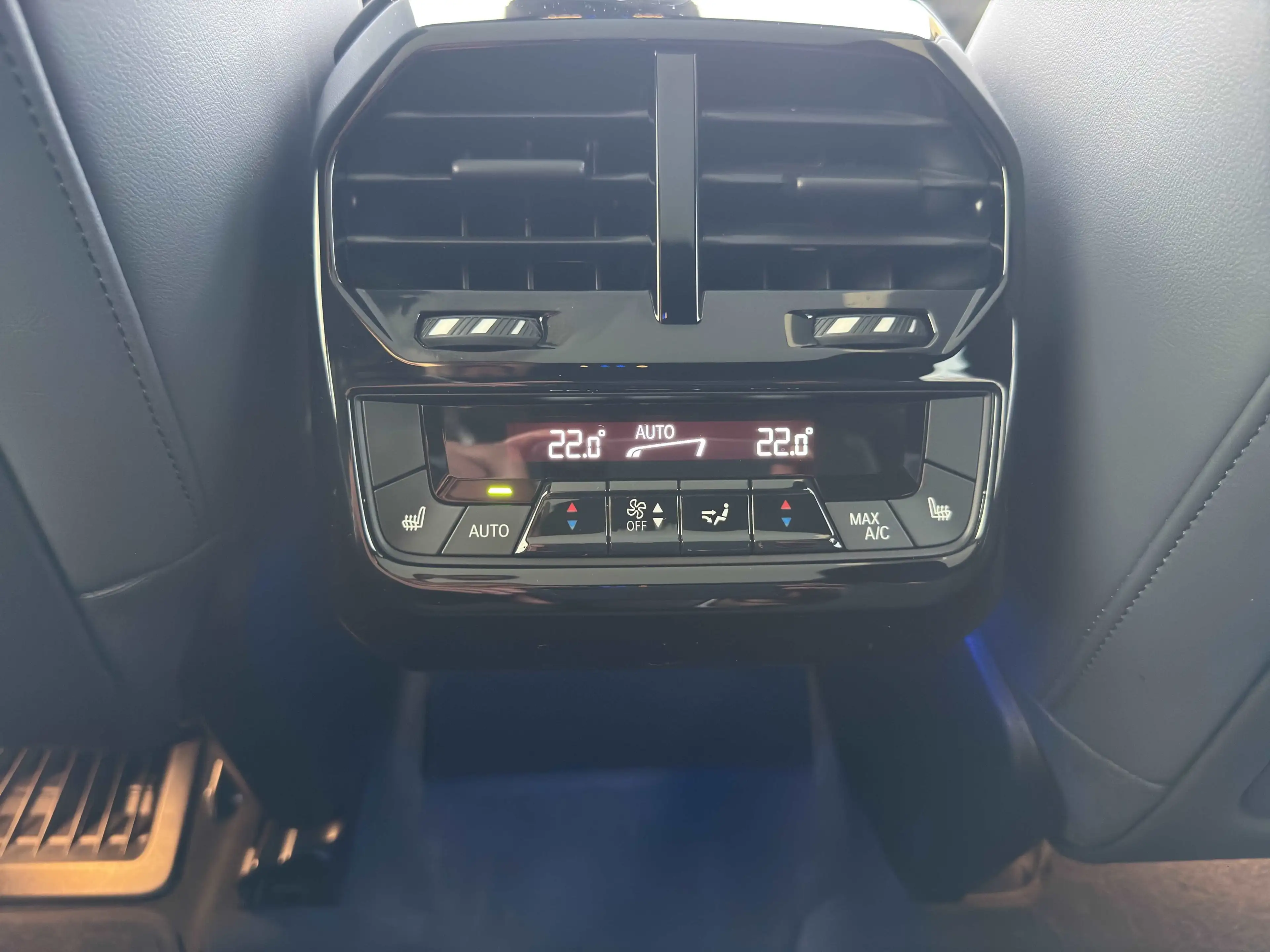 BMW iX xDrive40 — photo 22