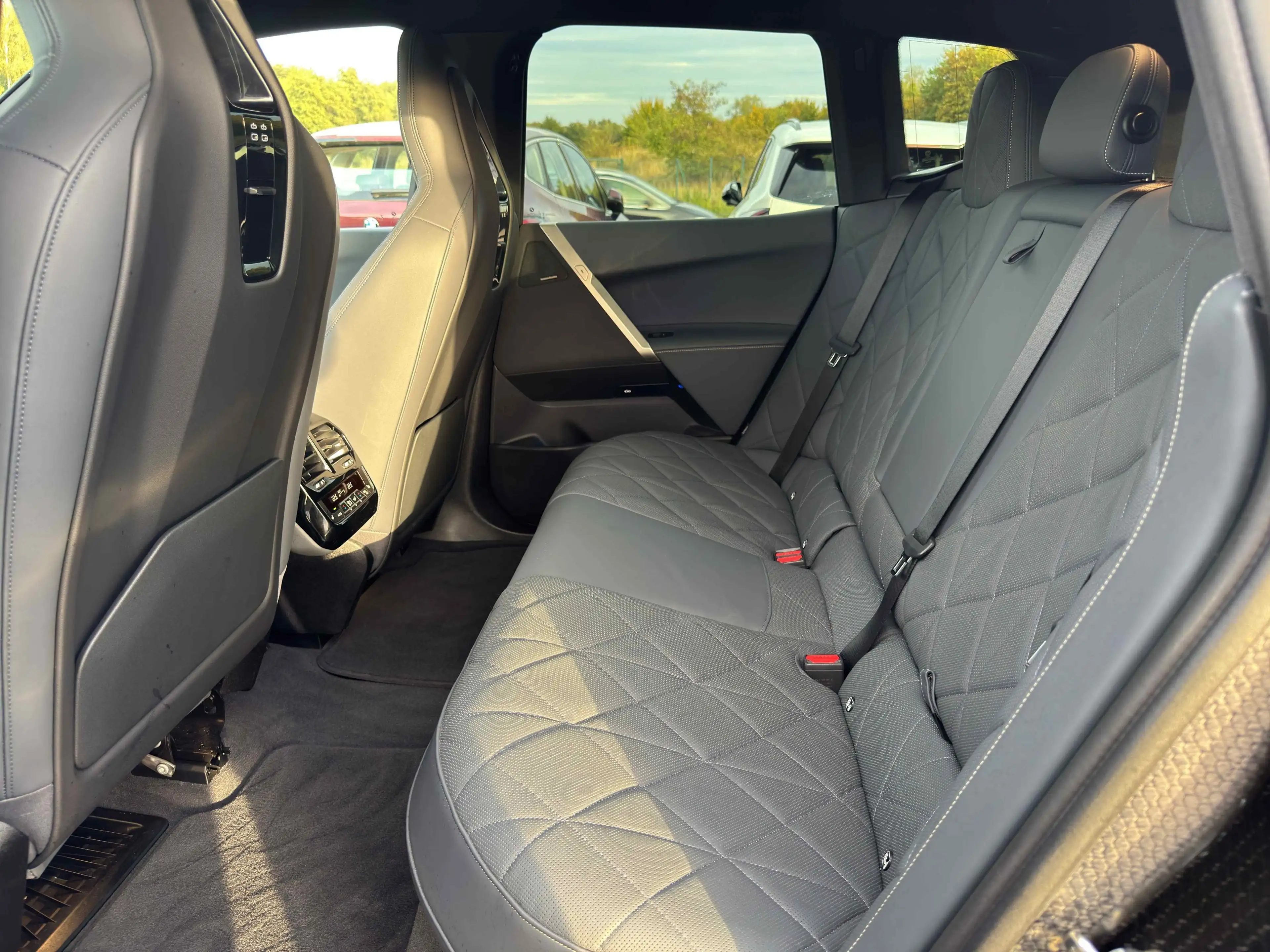 BMW iX xDrive40 — photo 21