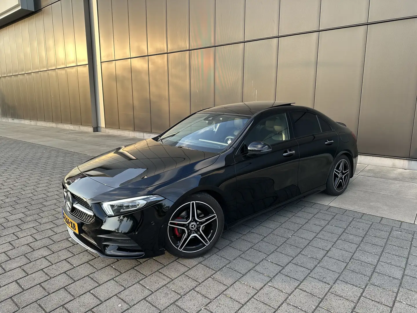 Mercedes-Benz A 160 Mercedes Benz A200 Limousine AMG-line 2019 Zwart - 1