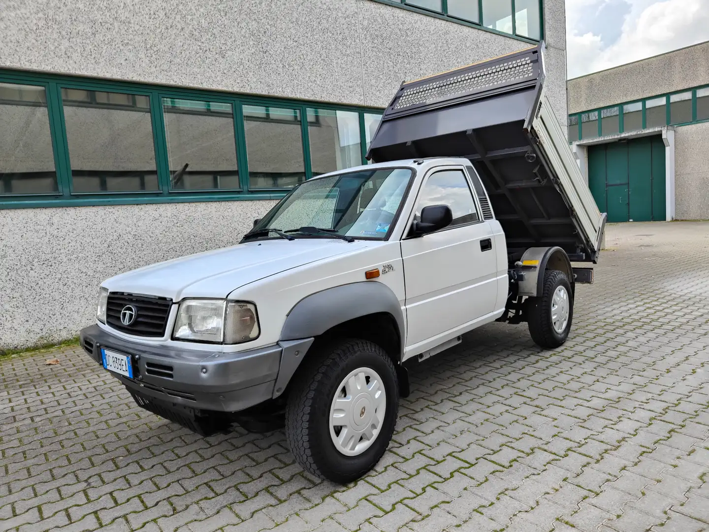 Tata Pick-Up Pick Up 2.2 td 140 cv Heno RIBALTABILE TRILATERA Weiß - 1