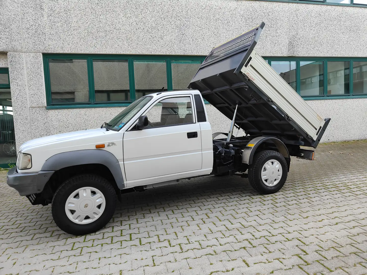 Tata Pick-Up Pick Up 2.2 td 140 cv Heno RIBALTABILE TRILATERA Weiß - 2