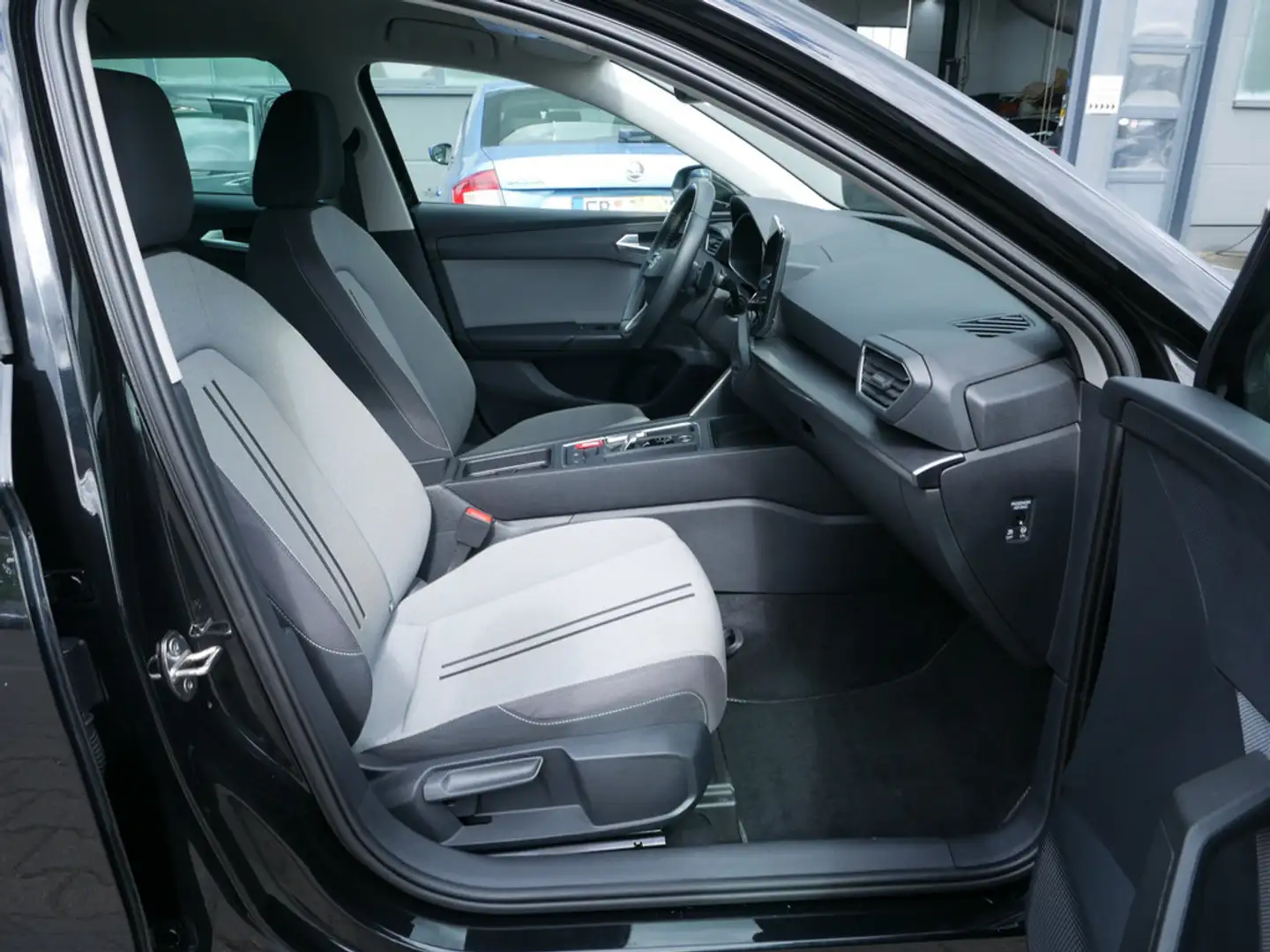 SEAT Leon Sportstourer 1.5 eTSI Style VOLL-LED SHZ Negro - 2