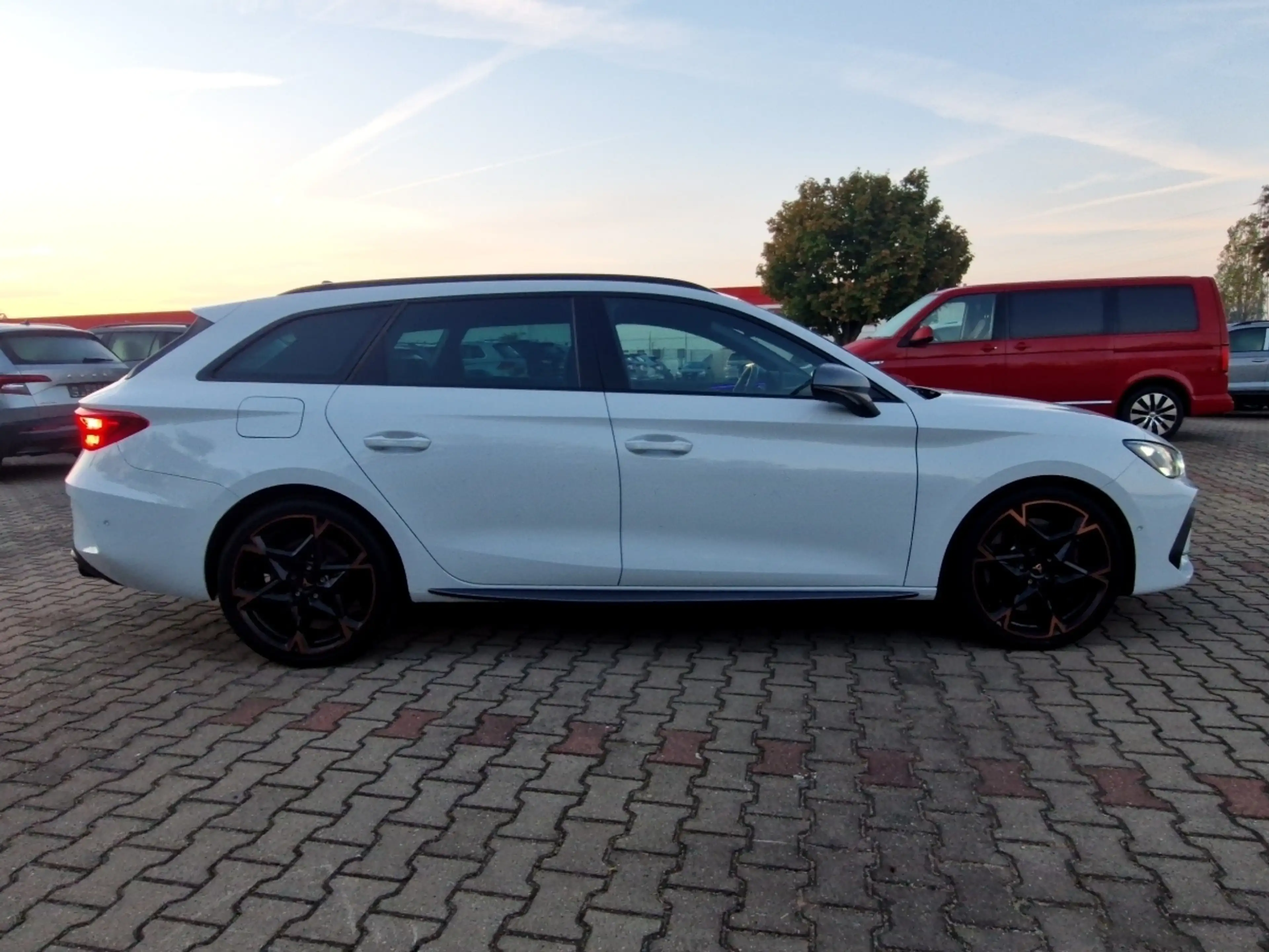 CUPRA Leon Sportstourer 2.0 TSI DSG 4x4 LED AHK Navi Klimaa — photo 7