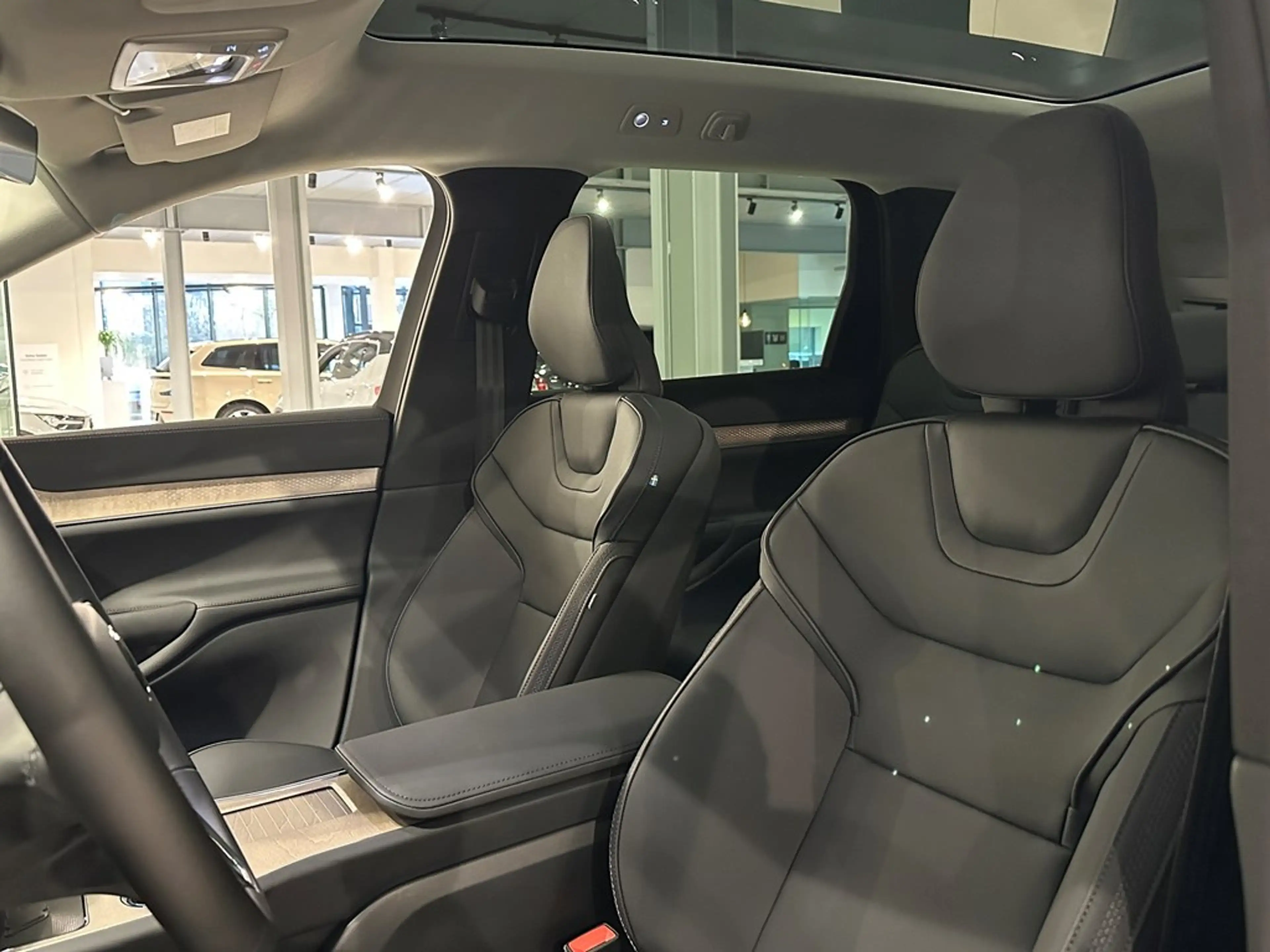 Volvo EX90 Plus Twin Motor + electr trekhaak/B&W/... — photo 5