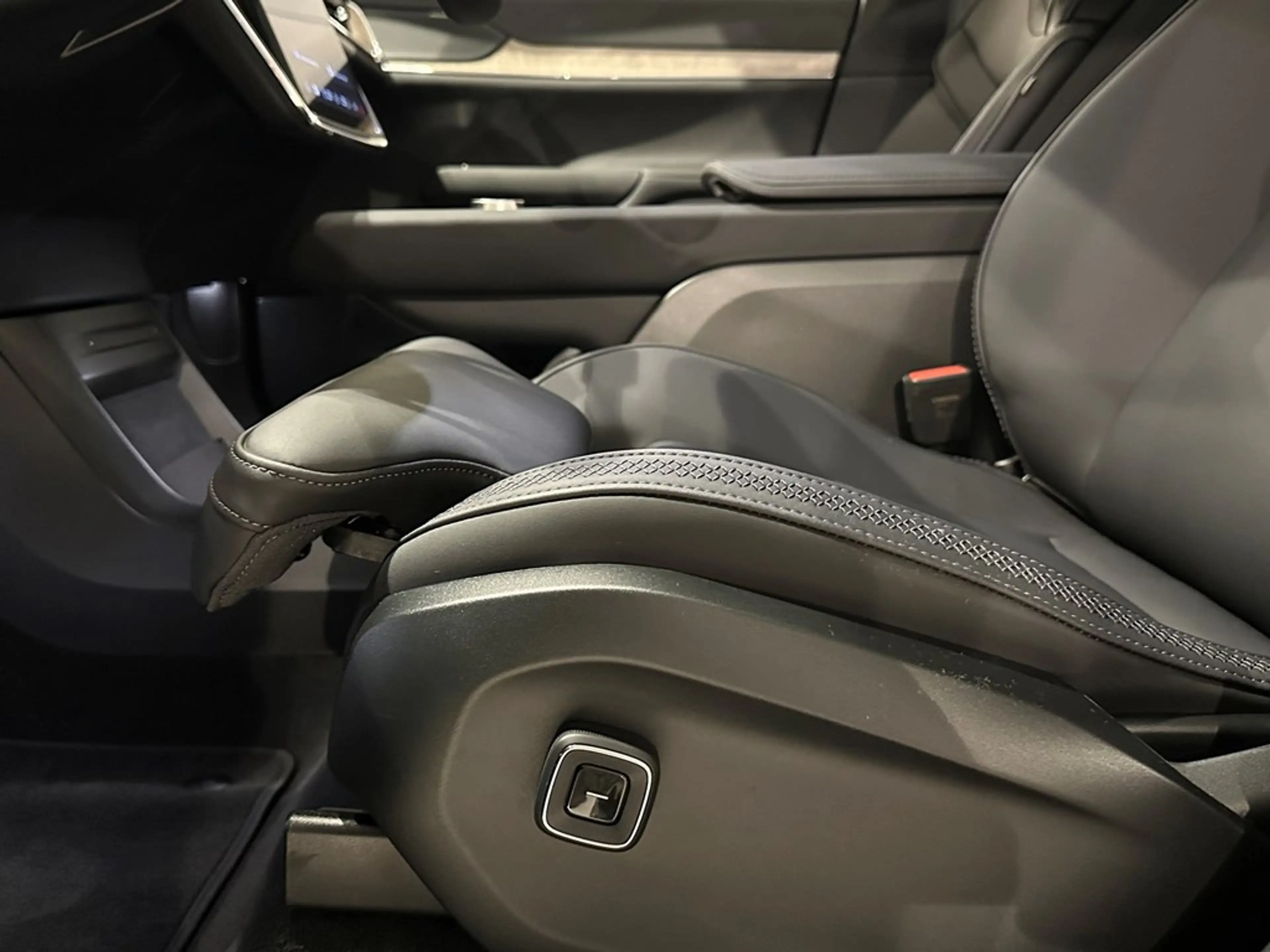 Volvo EX90 Plus Twin Motor + electr trekhaak/B&W/... — photo 6