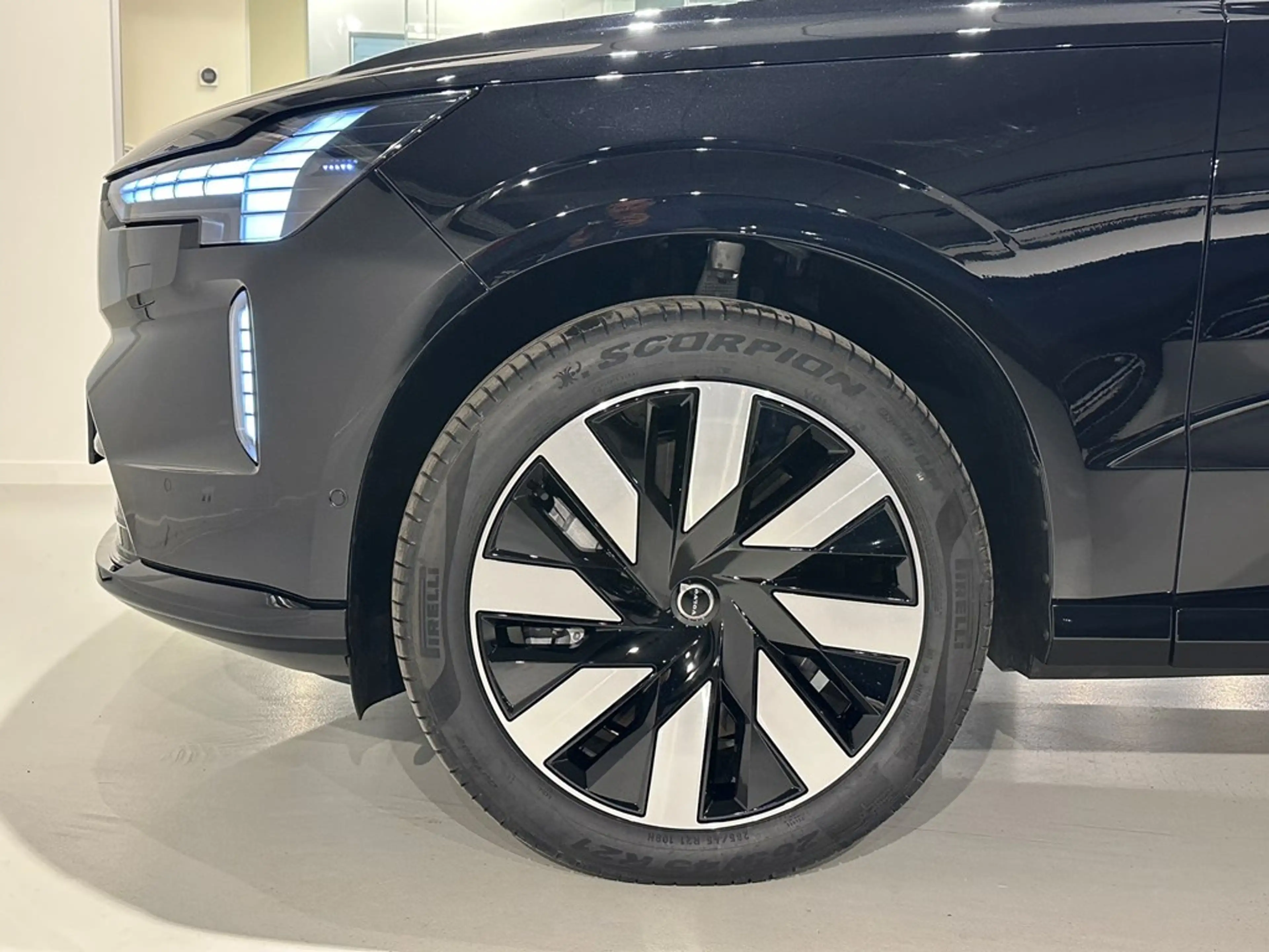 Volvo EX90 Plus Twin Motor + electr trekhaak/B&W/... — photo 3
