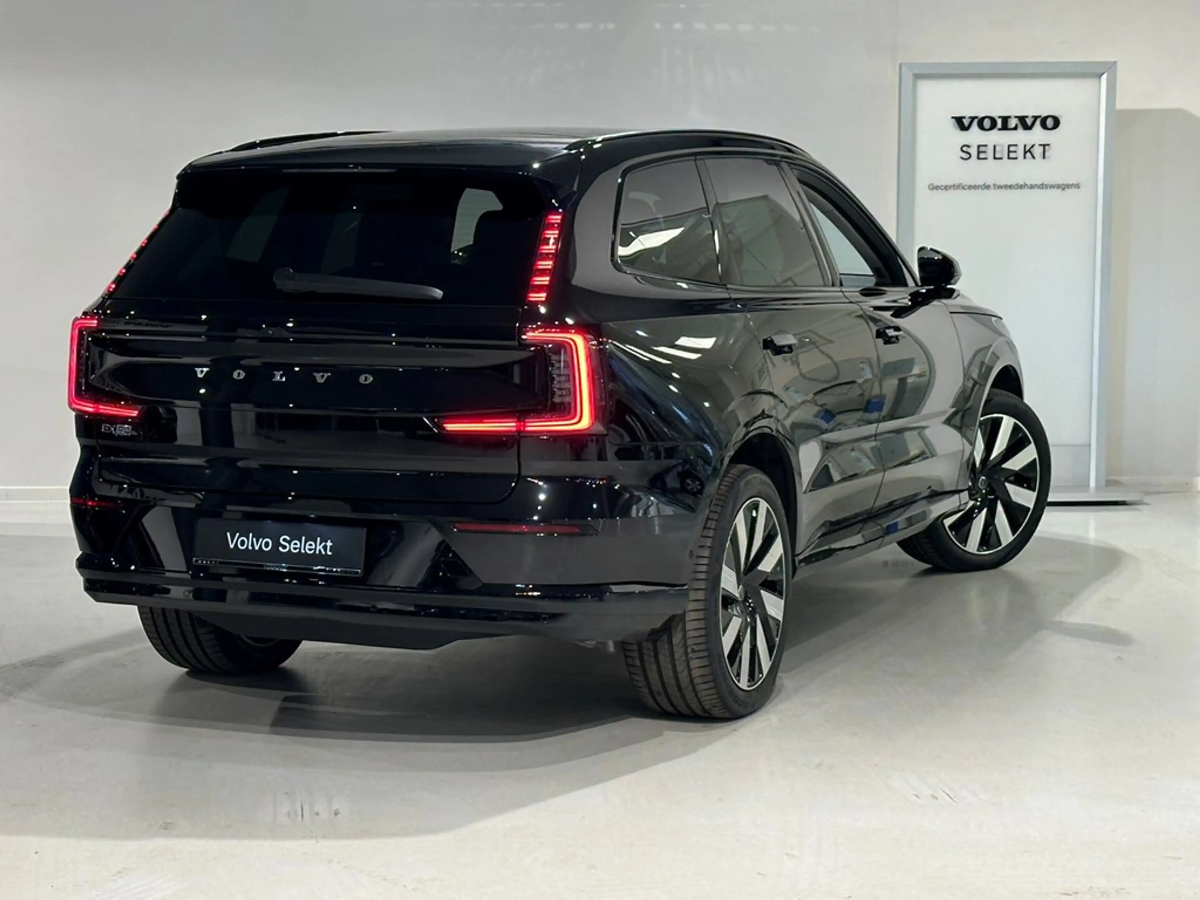 Volvo EX90 Plus Twin Motor + electr trekhaak/B&W/... — photo 2