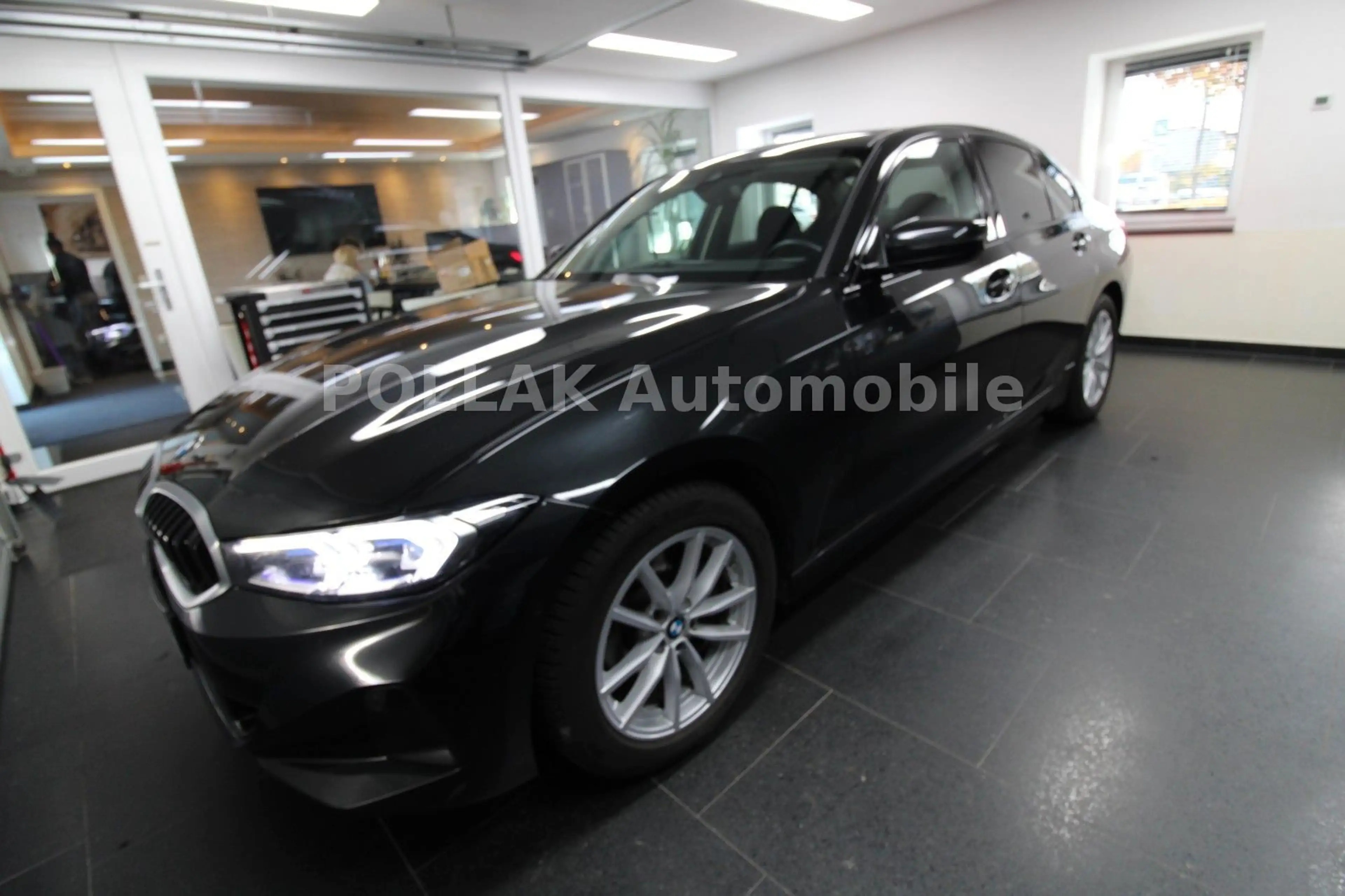 BMW 318 i Lim.*LED*HEADUP*VC*CAM*CARPLAY*SHZ*MFL*GRA* — photo 3