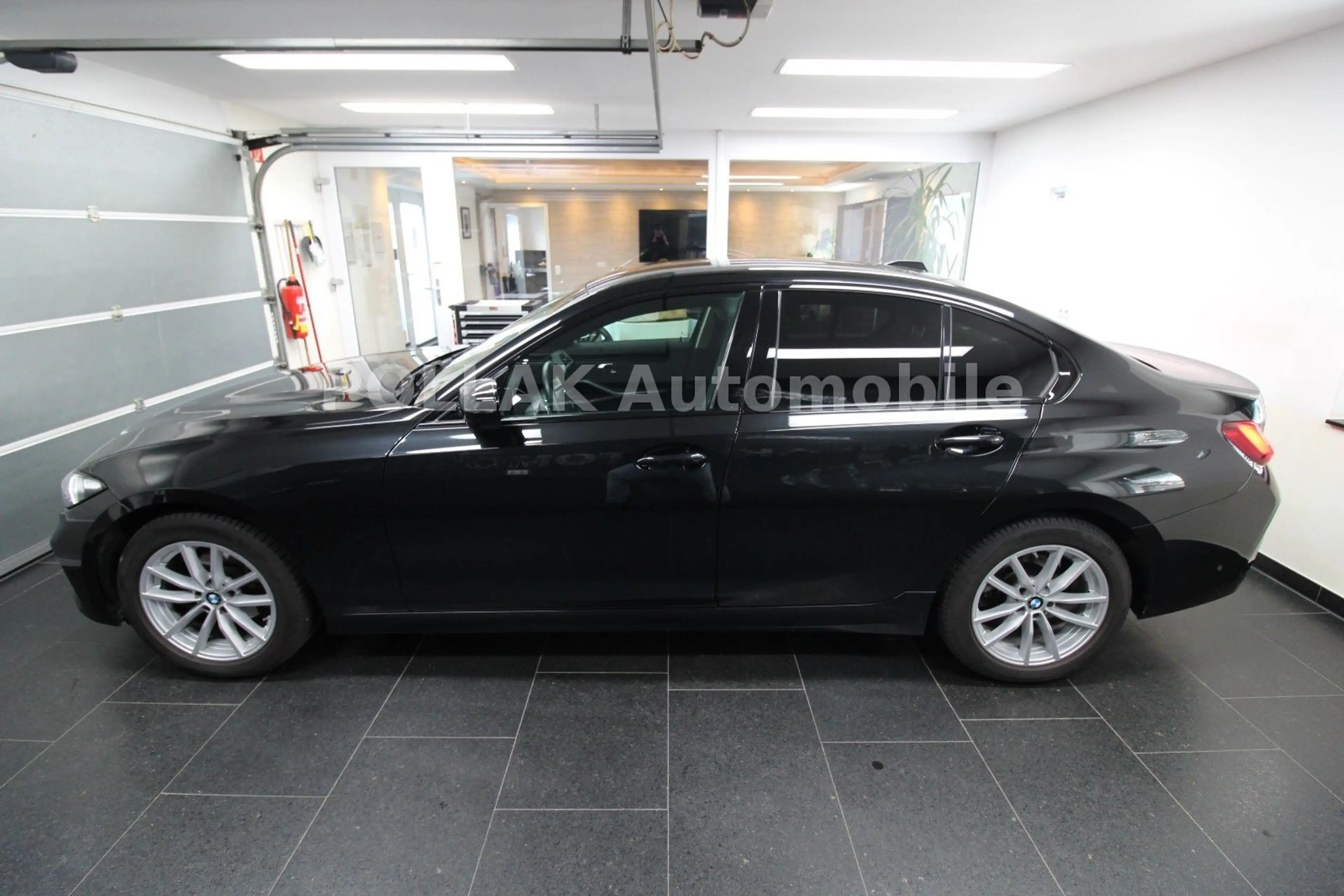 BMW 318 i Lim.*LED*HEADUP*VC*CAM*CARPLAY*SHZ*MFL*GRA* — photo 7