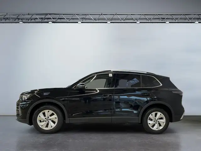 Volkswagen Tiguan view 3