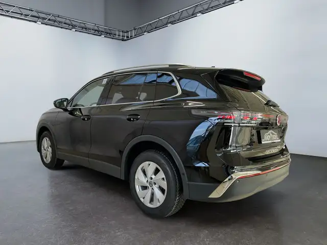 Volkswagen Tiguan view 4