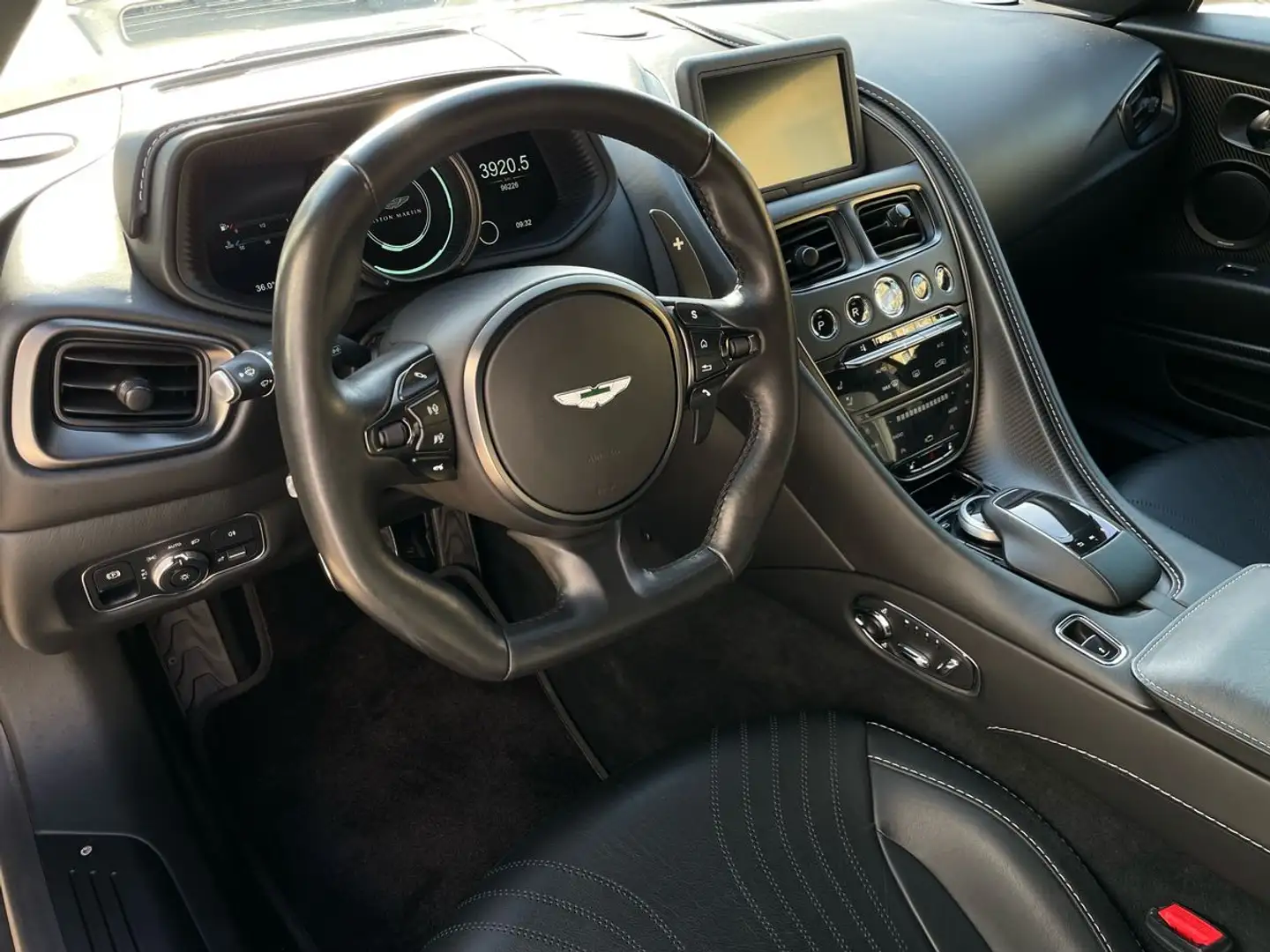 Aston Martin DB11 Coupe 5.2 V12 AMR auto Silber - 2