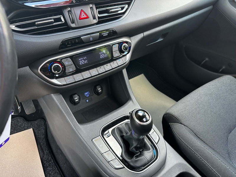 Hyundai i30 cw Intro Edition "KAMERA"PANORAMA"HU/AU neu" — photo 22