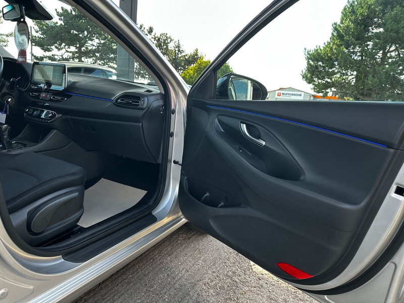 Hyundai i30 cw Intro Edition "KAMERA"PANORAMA"HU/AU neu" — photo 24