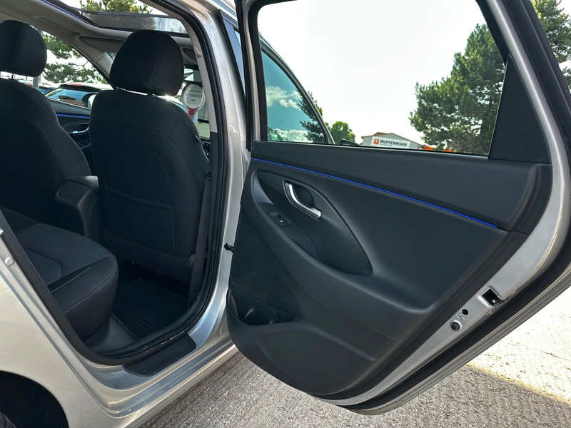 Hyundai i30 cw Intro Edition "KAMERA"PANORAMA"HU/AU neu" — photo 28