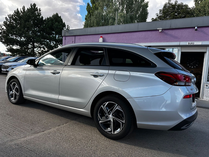 Hyundai i30 cw Intro Edition "KAMERA"PANORAMA"HU/AU neu" — photo 12