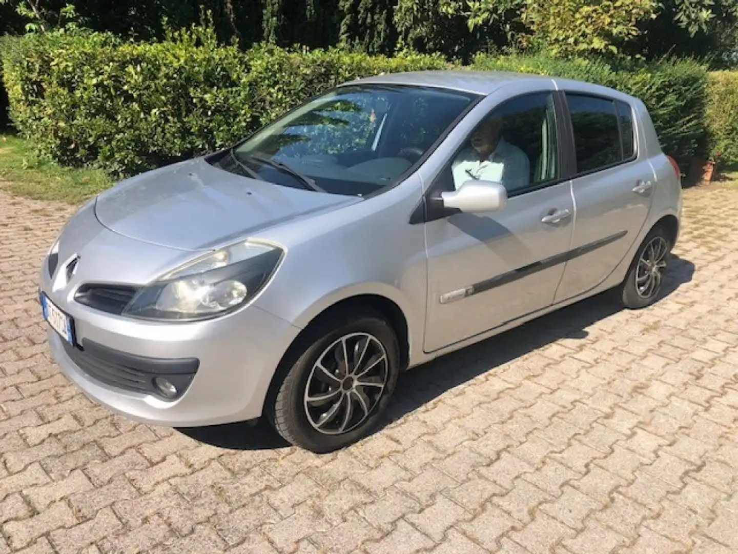Renault Clio 1.2 5p. GPL Neopatentati Plateado - 1