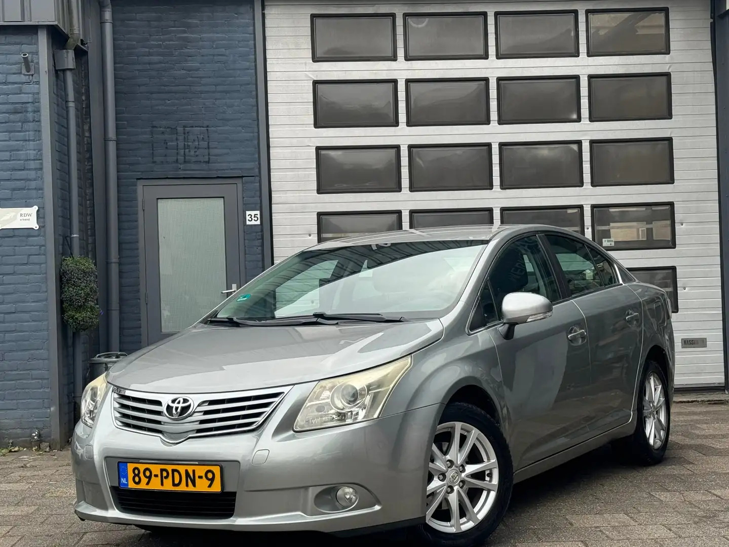 Toyota Avensis 1.8 VVTi Business | Clima | Cruise | Camera | Auto Grijs - 1