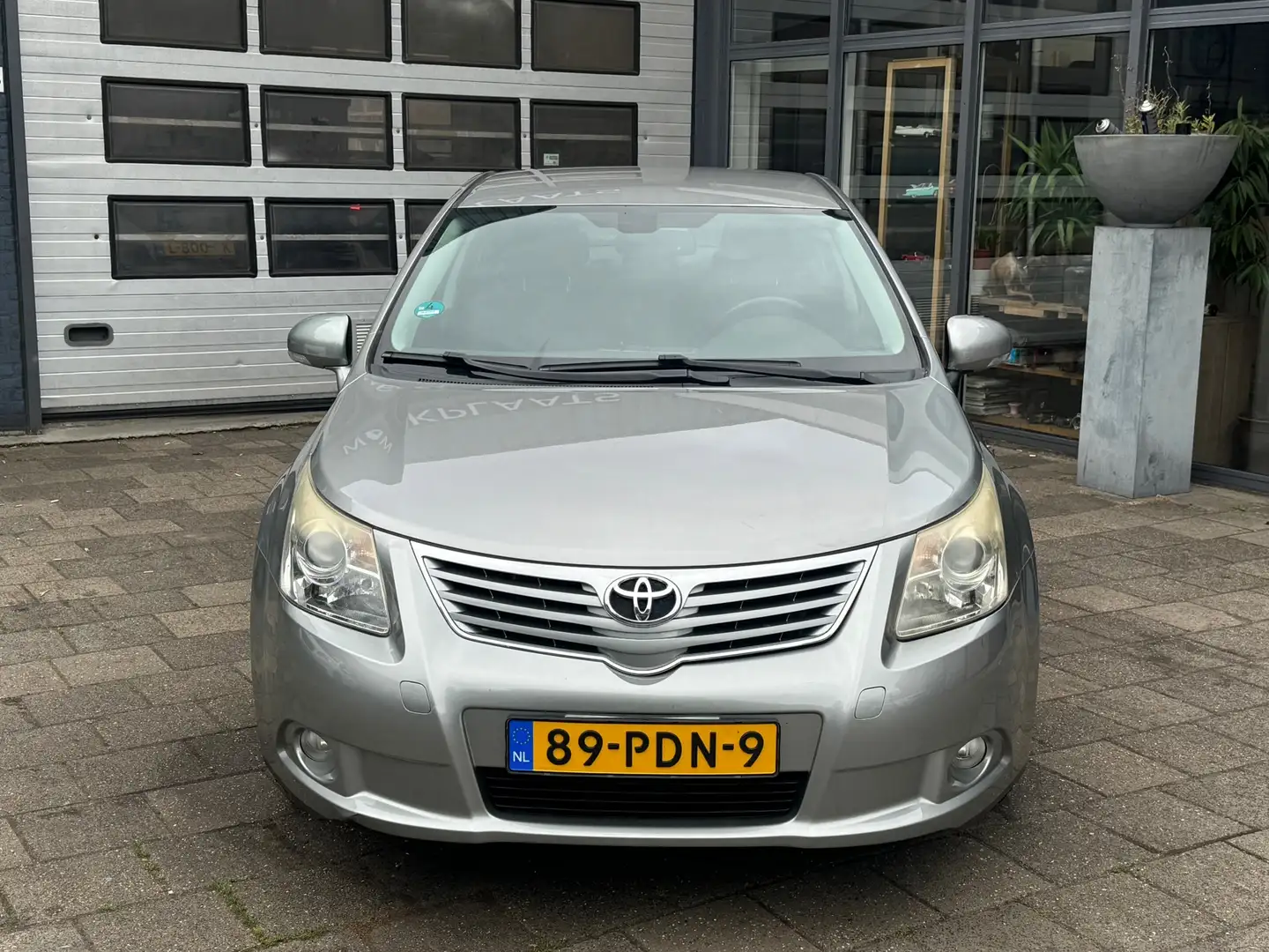 Toyota Avensis 1.8 VVTi Business | Clima | Cruise | Camera | Auto Grijs - 2