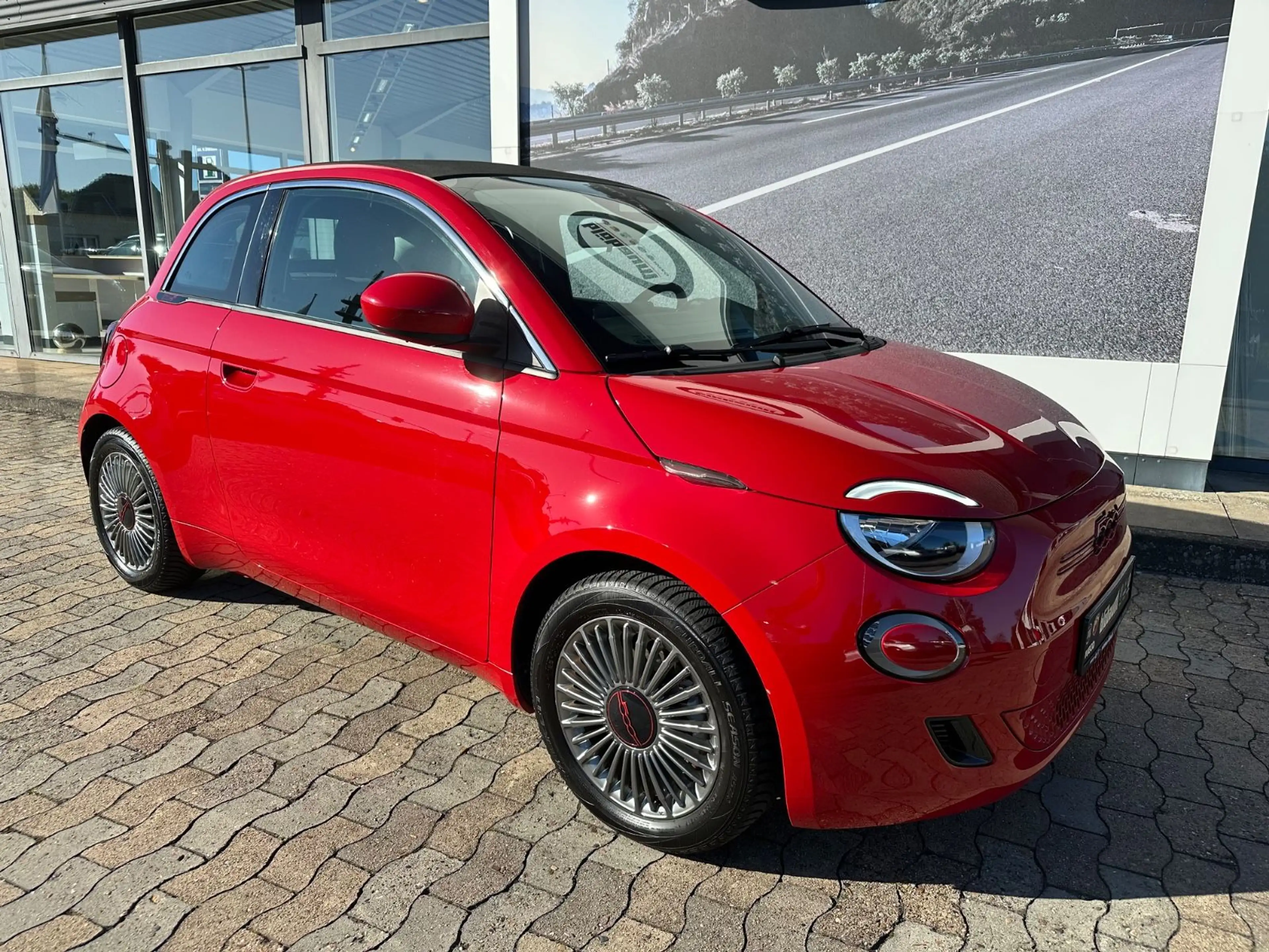 Fiat 500e 500 e Red Cabrio Navi Temp. SHZ DAB uvm. — photo 2