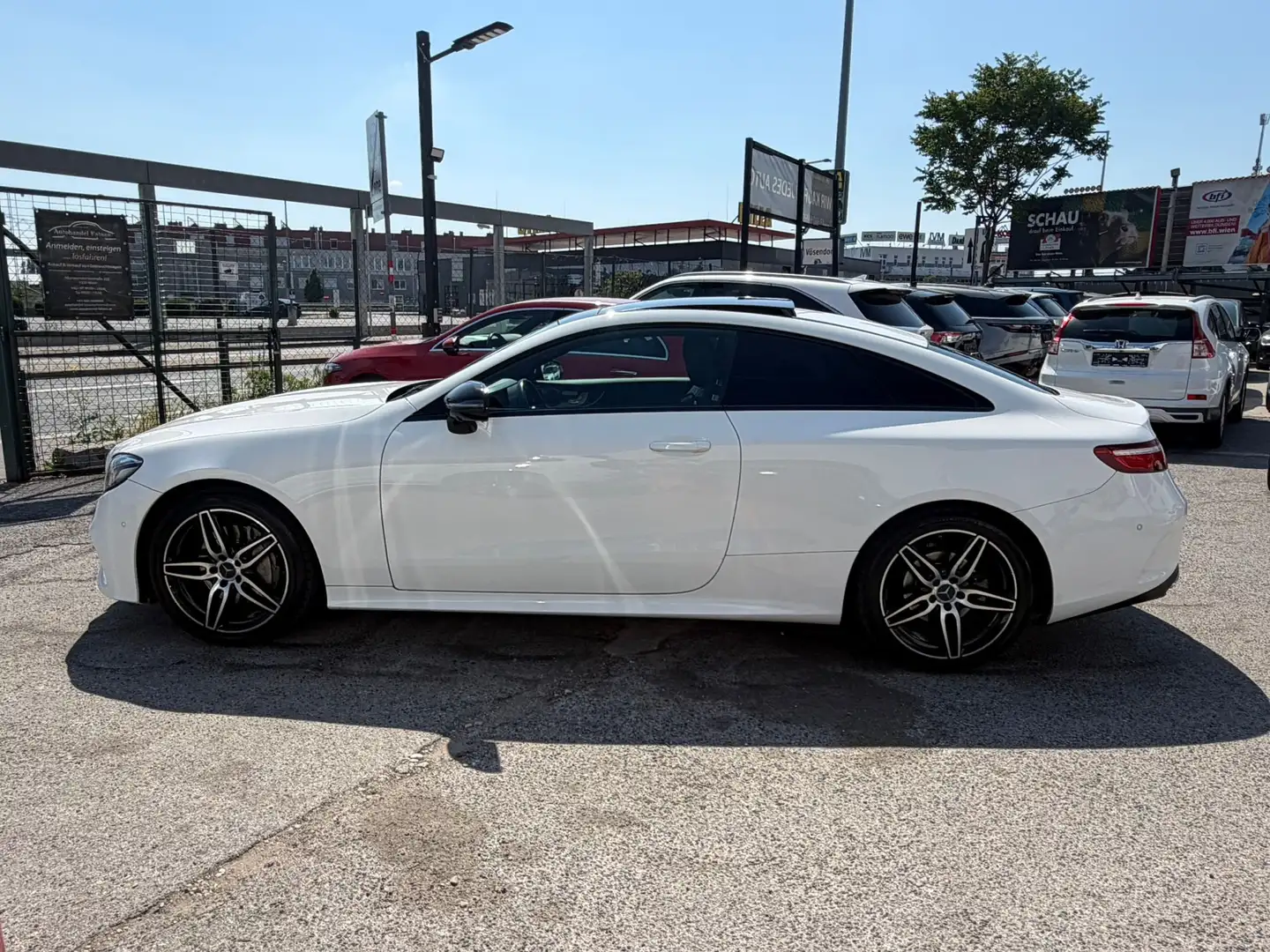 Mercedes-Benz E 220 d 4MATIC Automatik 194PS Leder LED Panoramadach Weiß - 2