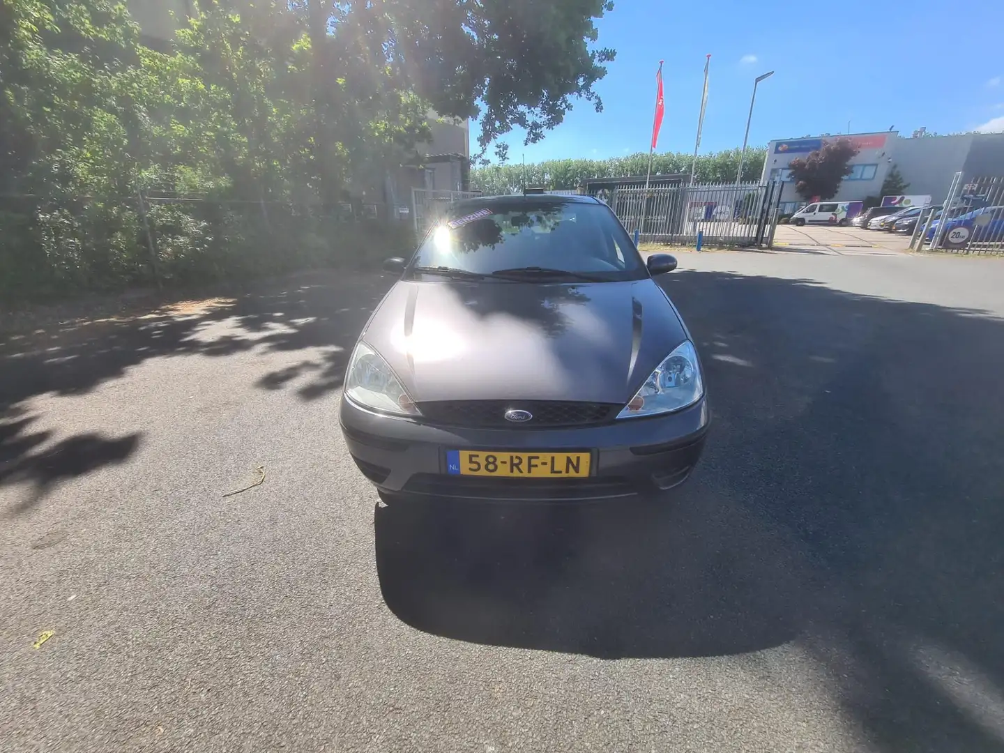 Ford Focus 1.6-16V Ambiente LEUKE AUTO MET NWE APK Grijs - 2