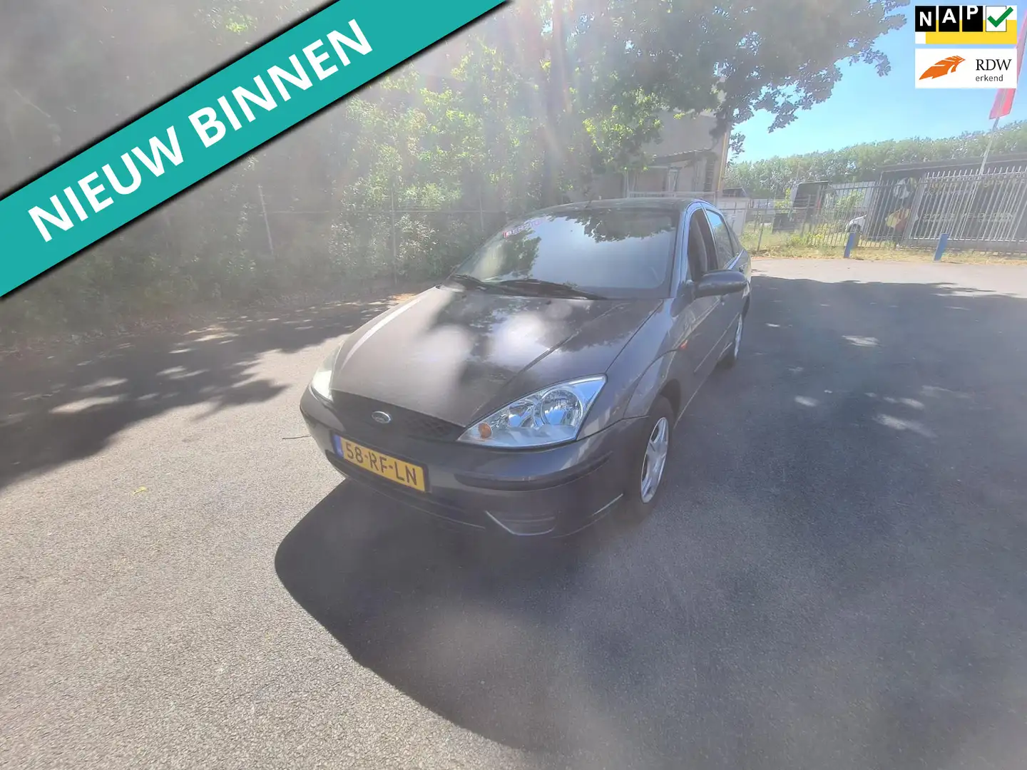 Ford Focus 1.6-16V Ambiente LEUKE AUTO MET NWE APK Grijs - 1