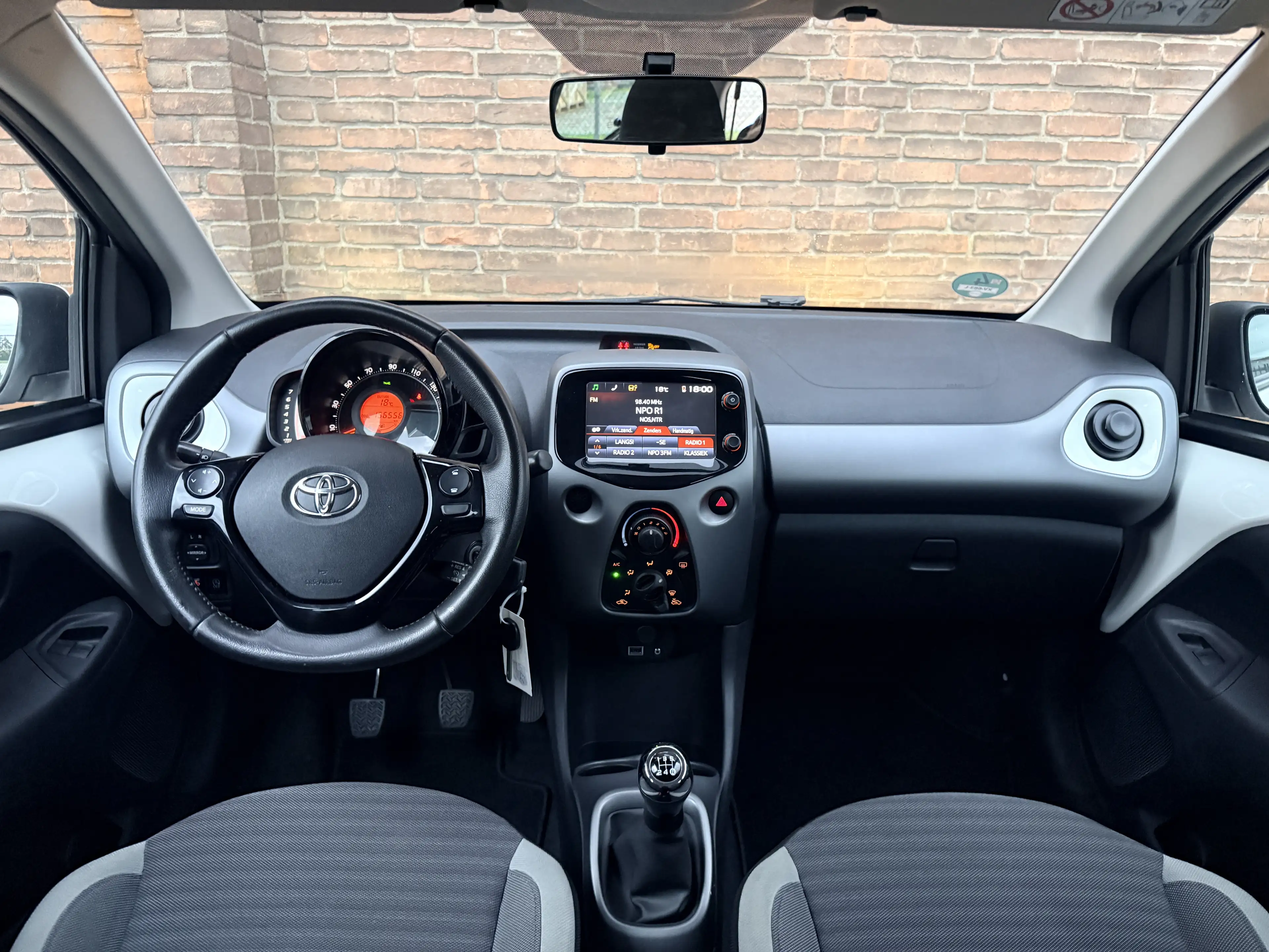 Toyota Aygo 1.0 VVT-i x-play·Carplay·Camera·Airco·Dealer ond.· — photo 2