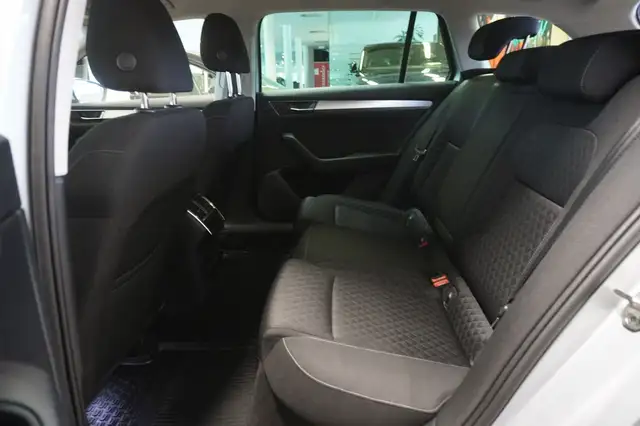 Skoda Superb view 9