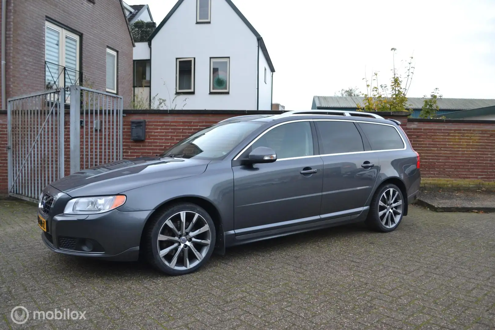 Volvo V70 3.0 T6 AWD Summum |Navi | Xenon | Leer | PDC | 18” Grijs - 2