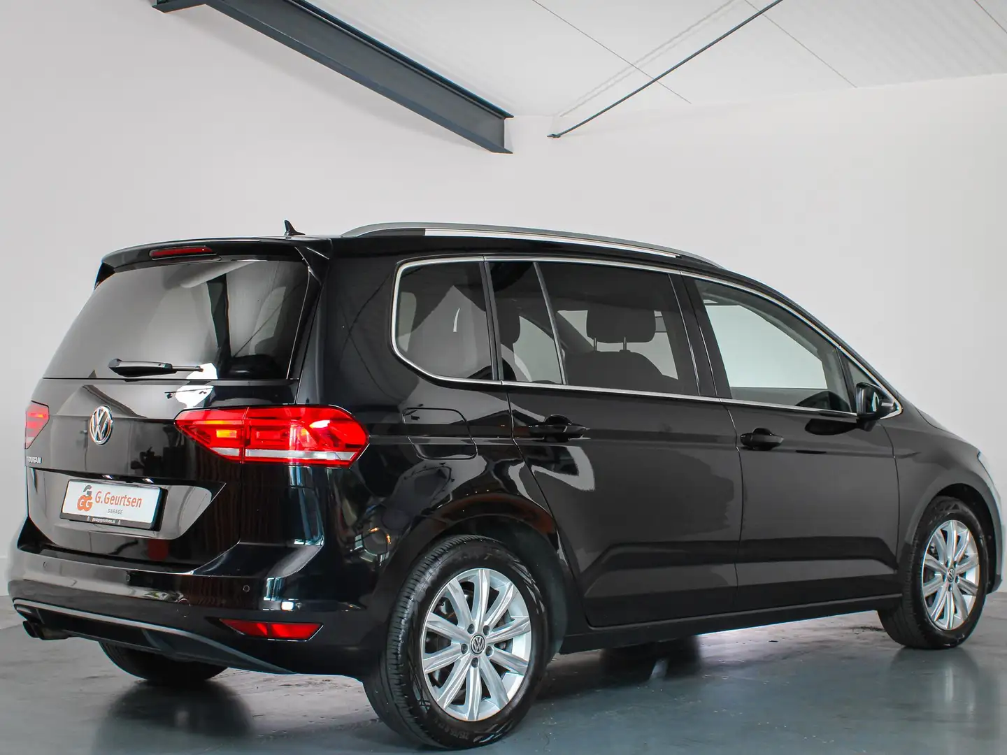 Volkswagen Touran 1.8 TSI, 180PK, Highline 7-Persoons, Navigatie, LE Zwart - 2