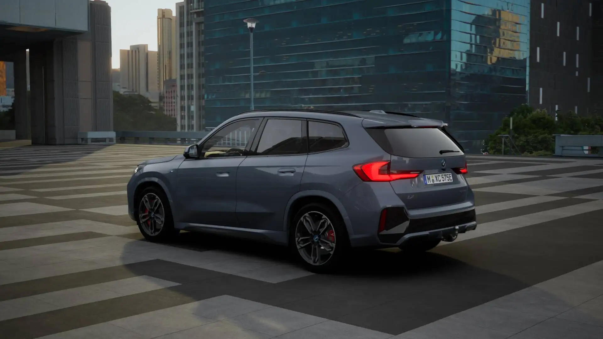 BMW iX1 eDrive20 M Sport / Panoramadak / Trekhaak / Sports Grijs - 2