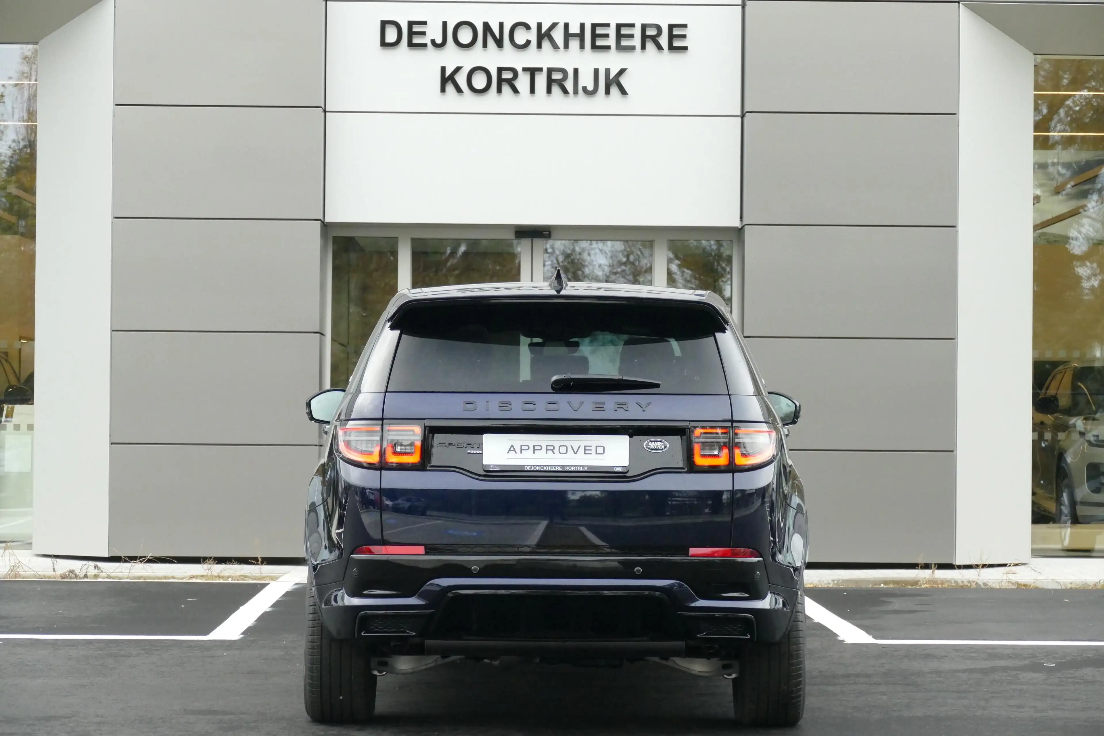 Land Rover Discovery Sport P300e R-Dynamic SE | TOWB | PANO | — photo 5