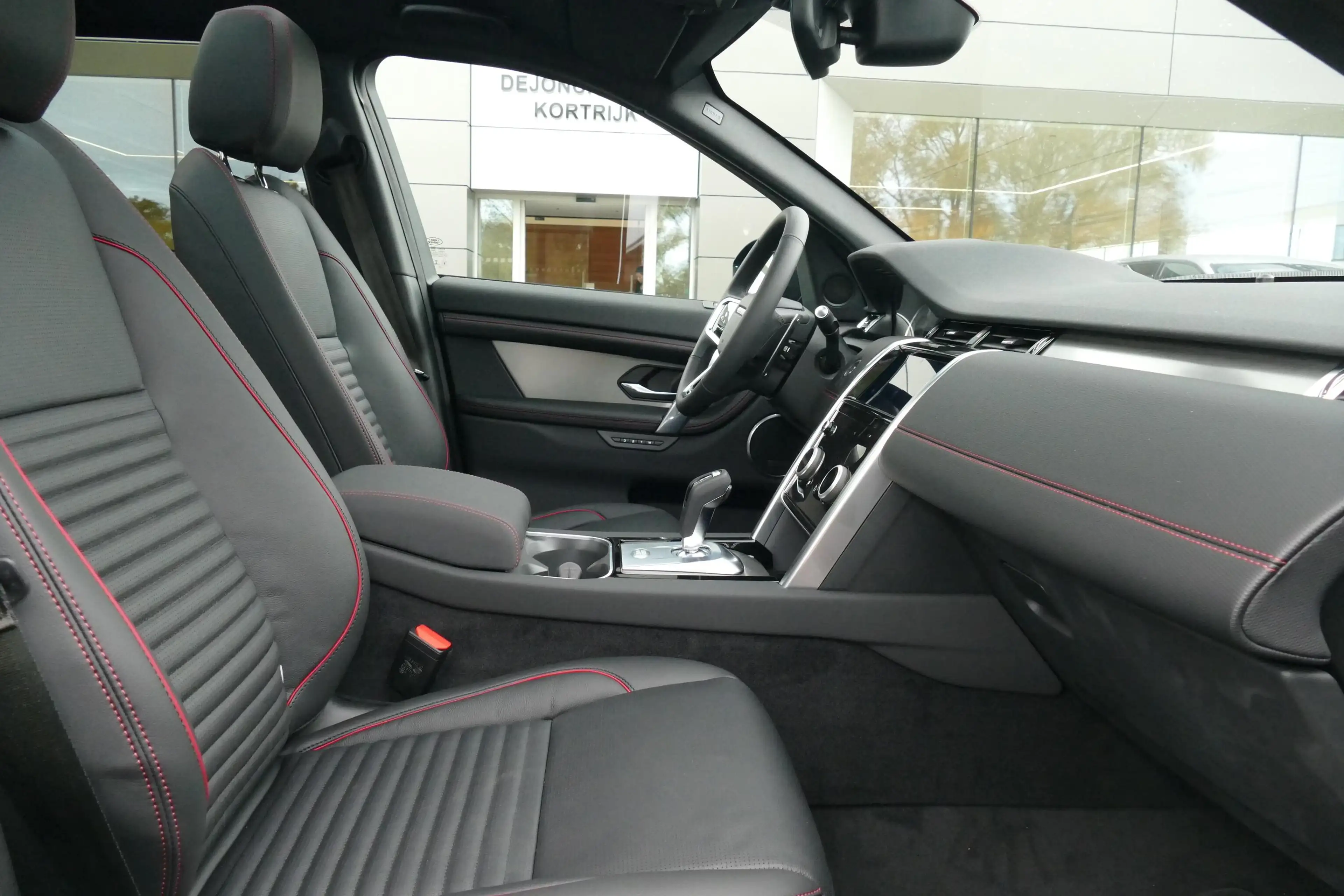 Land Rover Discovery Sport P300e R-Dynamic SE | TOWB | PANO | — photo 7