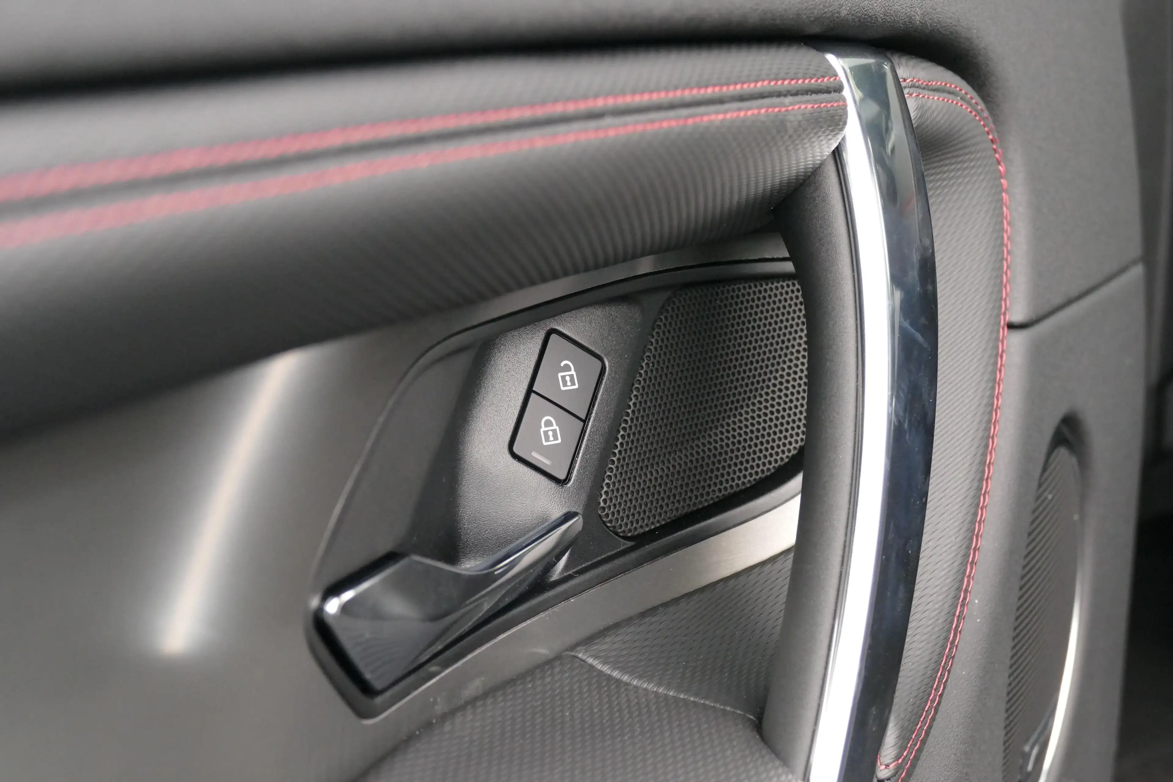Land Rover Discovery Sport P300e R-Dynamic SE | TOWB | PANO | — photo 10