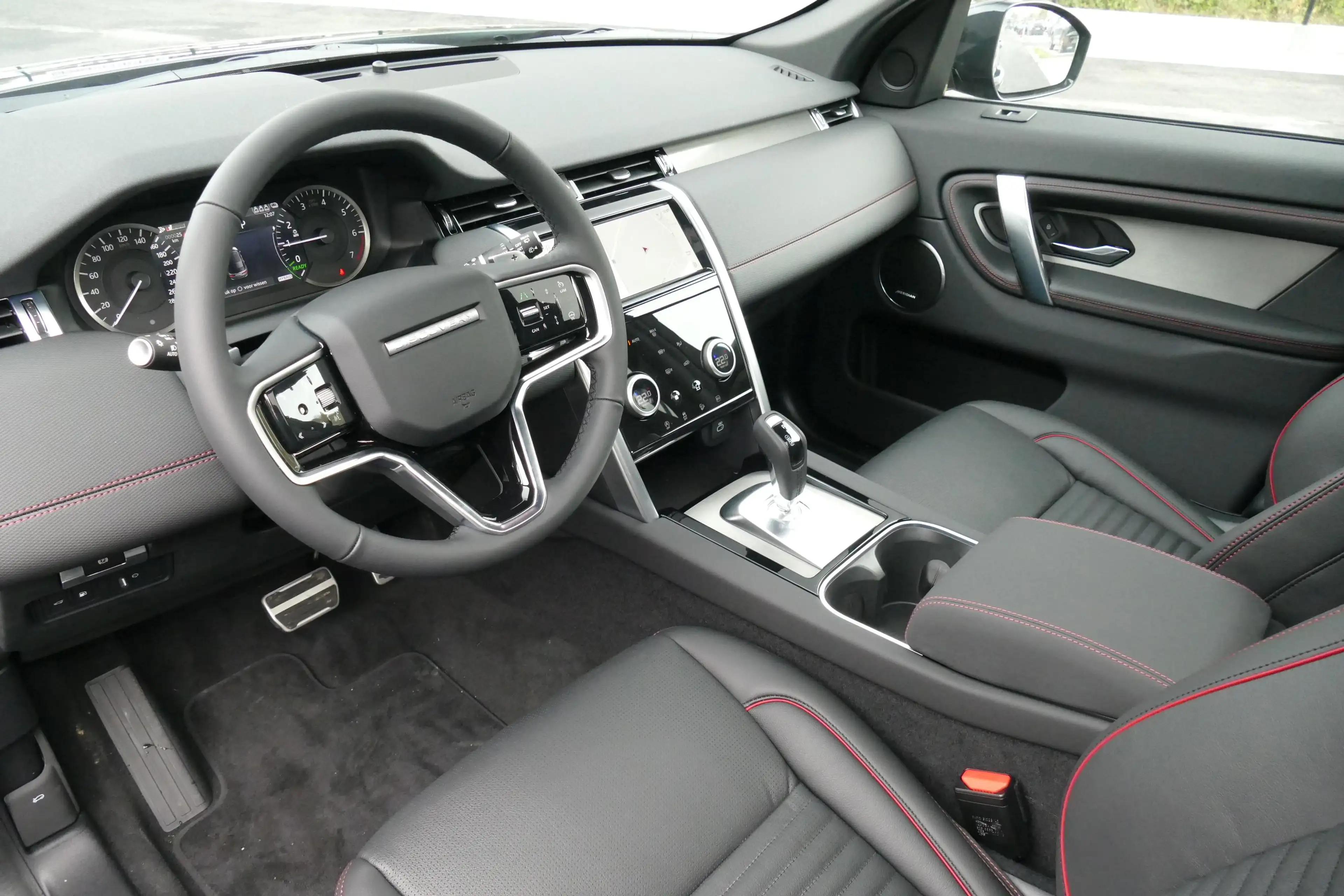 Land Rover Discovery Sport P300e R-Dynamic SE | TOWB | PANO | — photo 14
