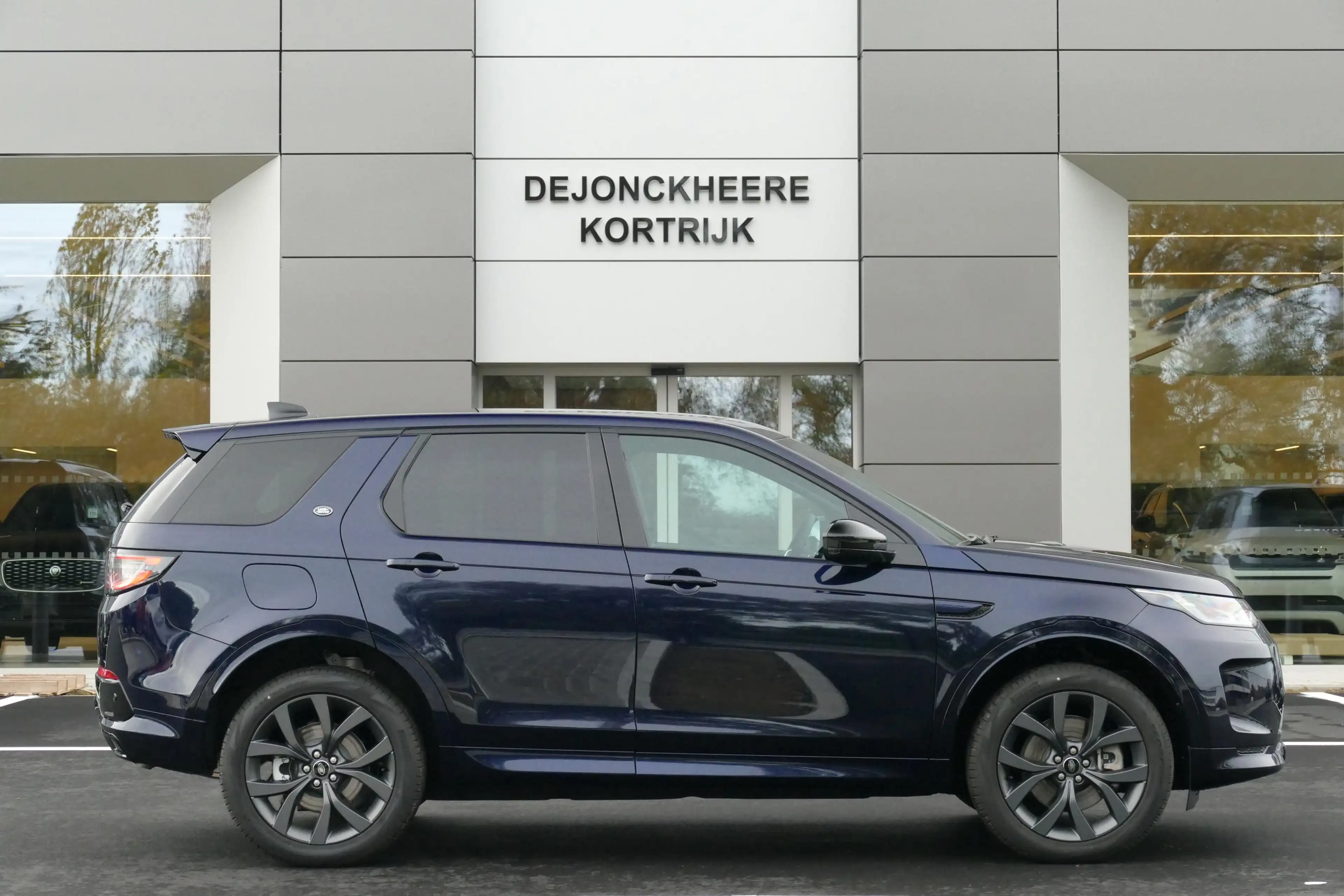 Land Rover Discovery Sport P300e R-Dynamic SE | TOWB | PANO | — photo 3