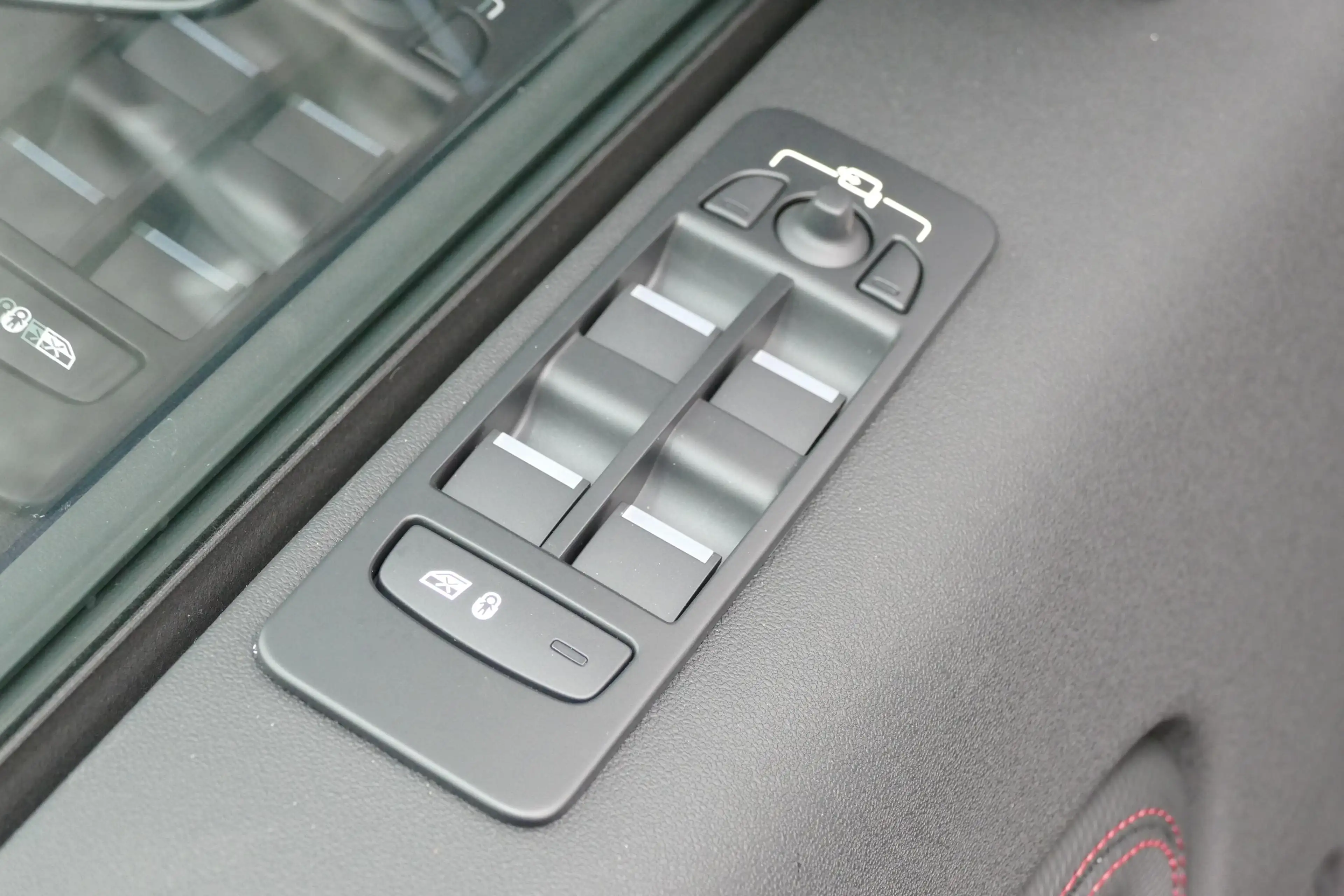 Land Rover Discovery Sport P300e R-Dynamic SE | TOWB | PANO | — photo 11