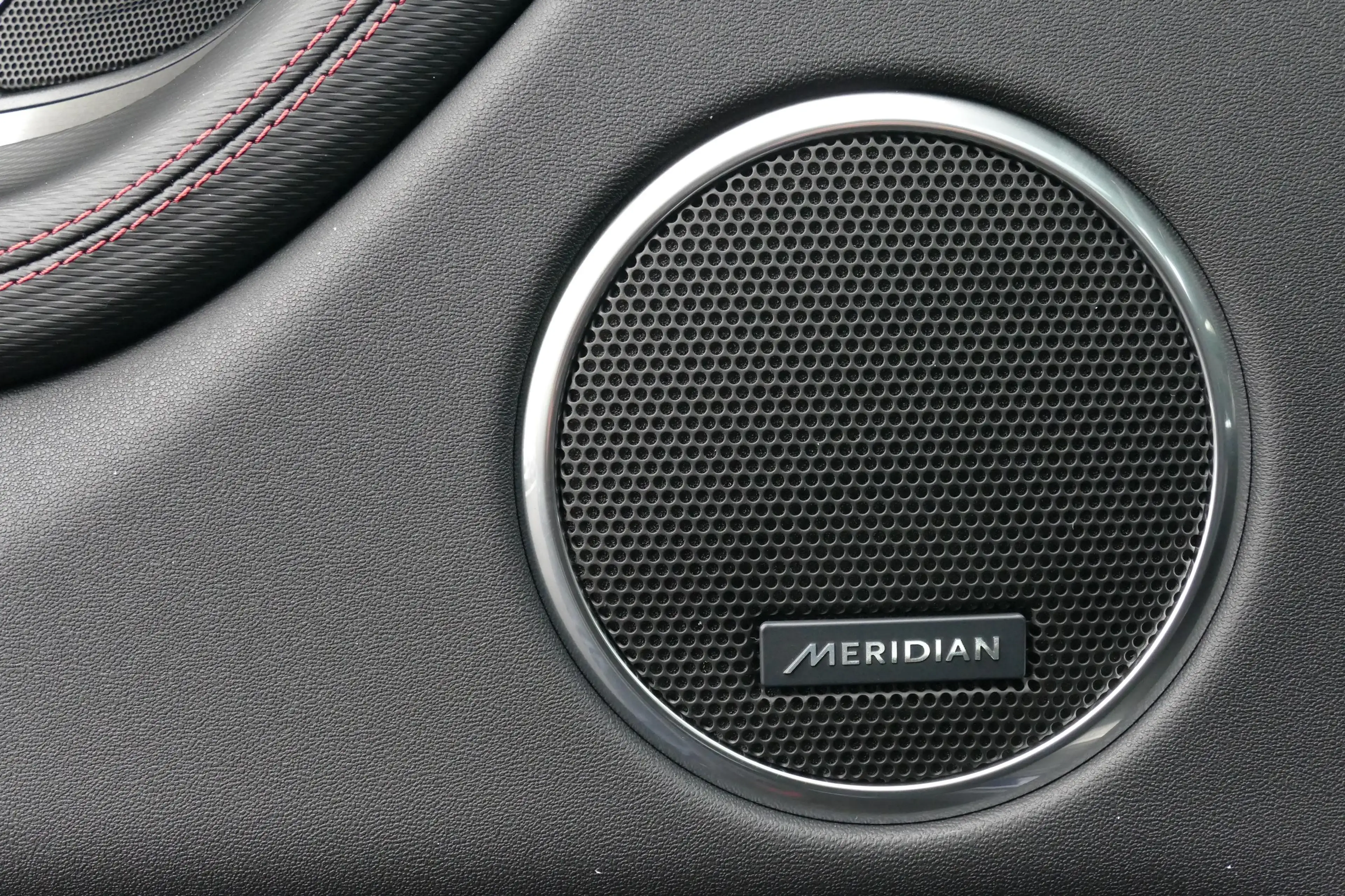 Land Rover Discovery Sport P300e R-Dynamic SE | TOWB | PANO | — photo 12