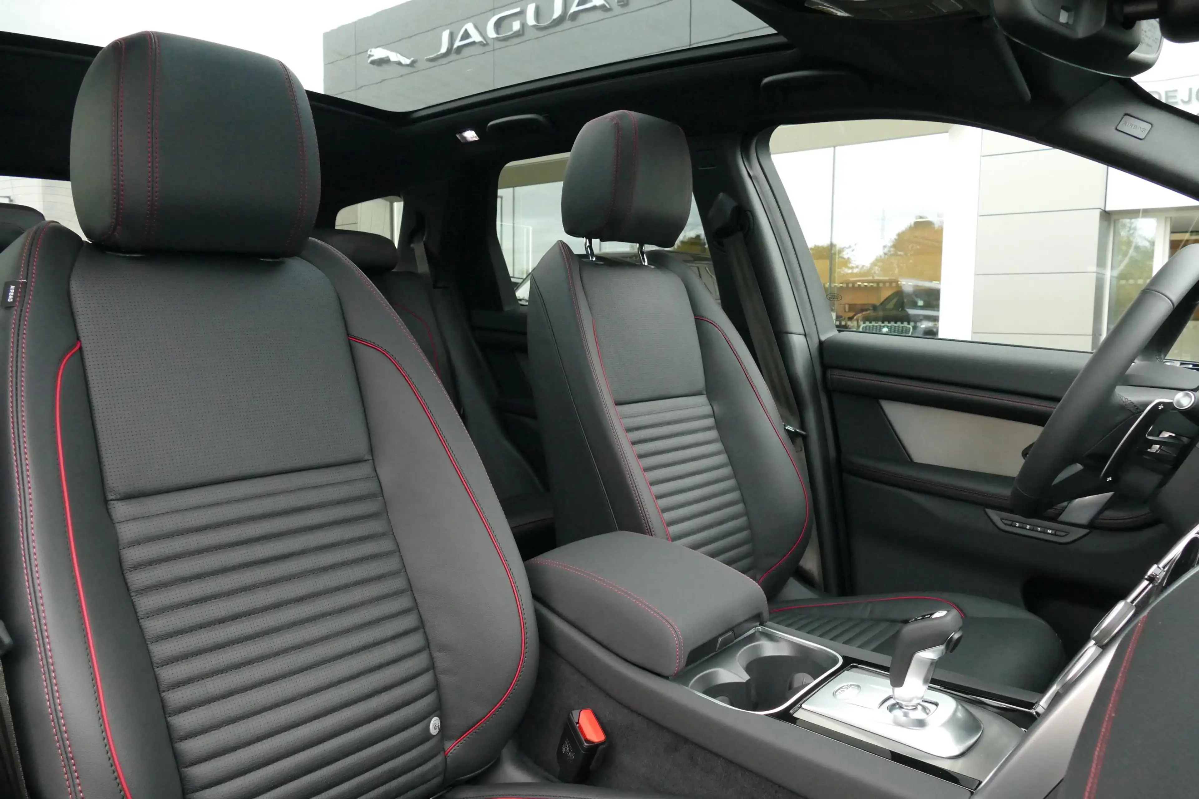 Land Rover Discovery Sport P300e R-Dynamic SE | TOWB | PANO | — photo 8