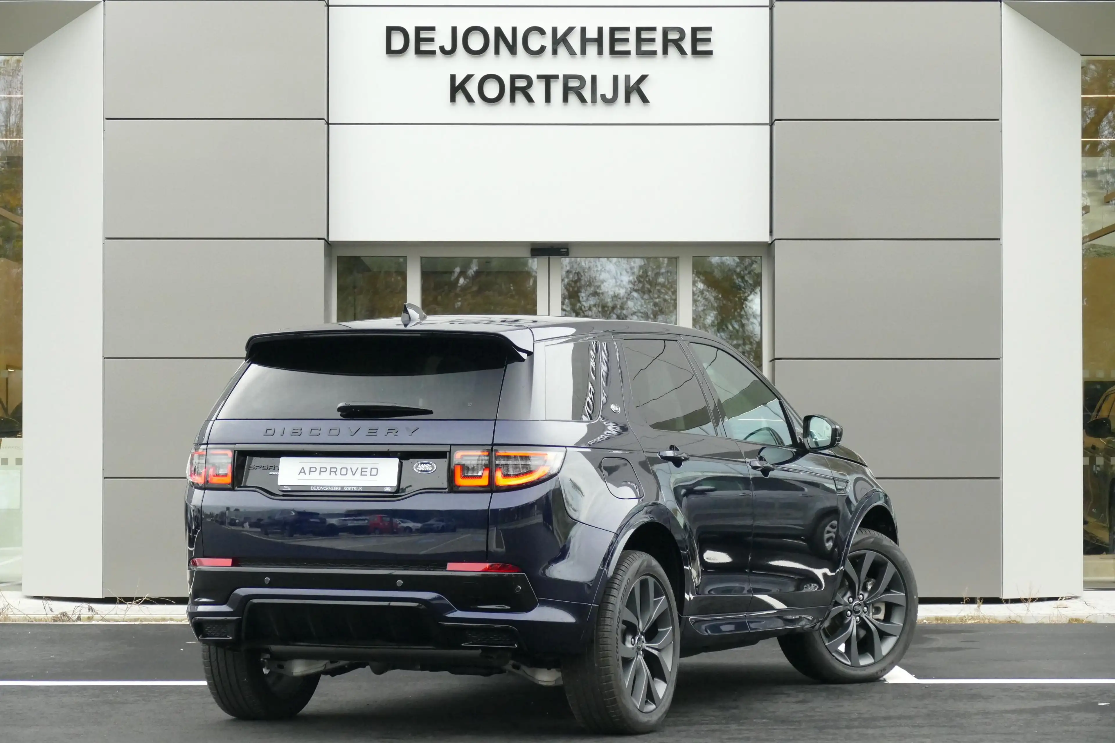Land Rover Discovery Sport P300e R-Dynamic SE | TOWB | PANO | — photo 4
