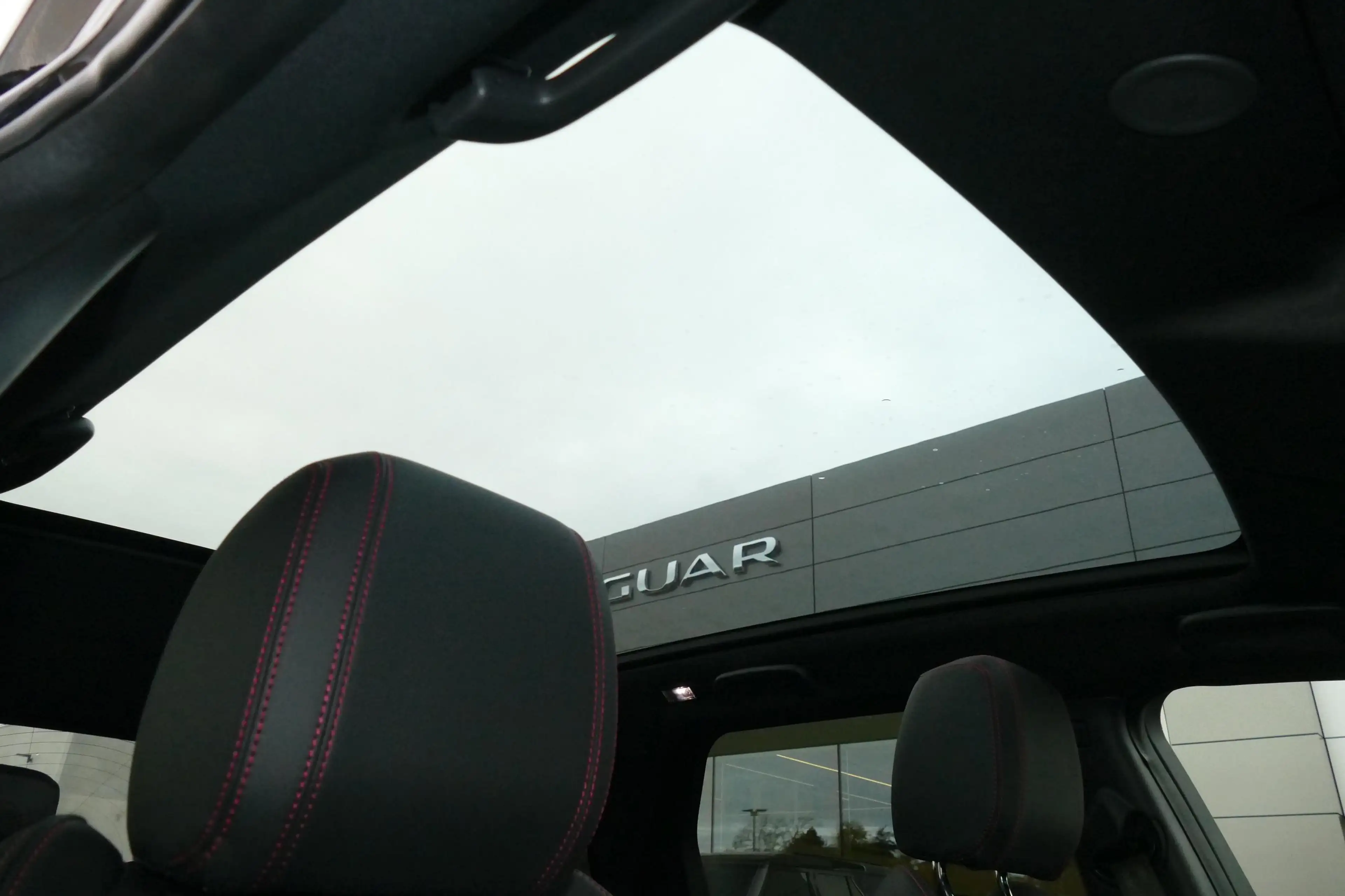 Land Rover Discovery Sport P300e R-Dynamic SE | TOWB | PANO | — photo 9