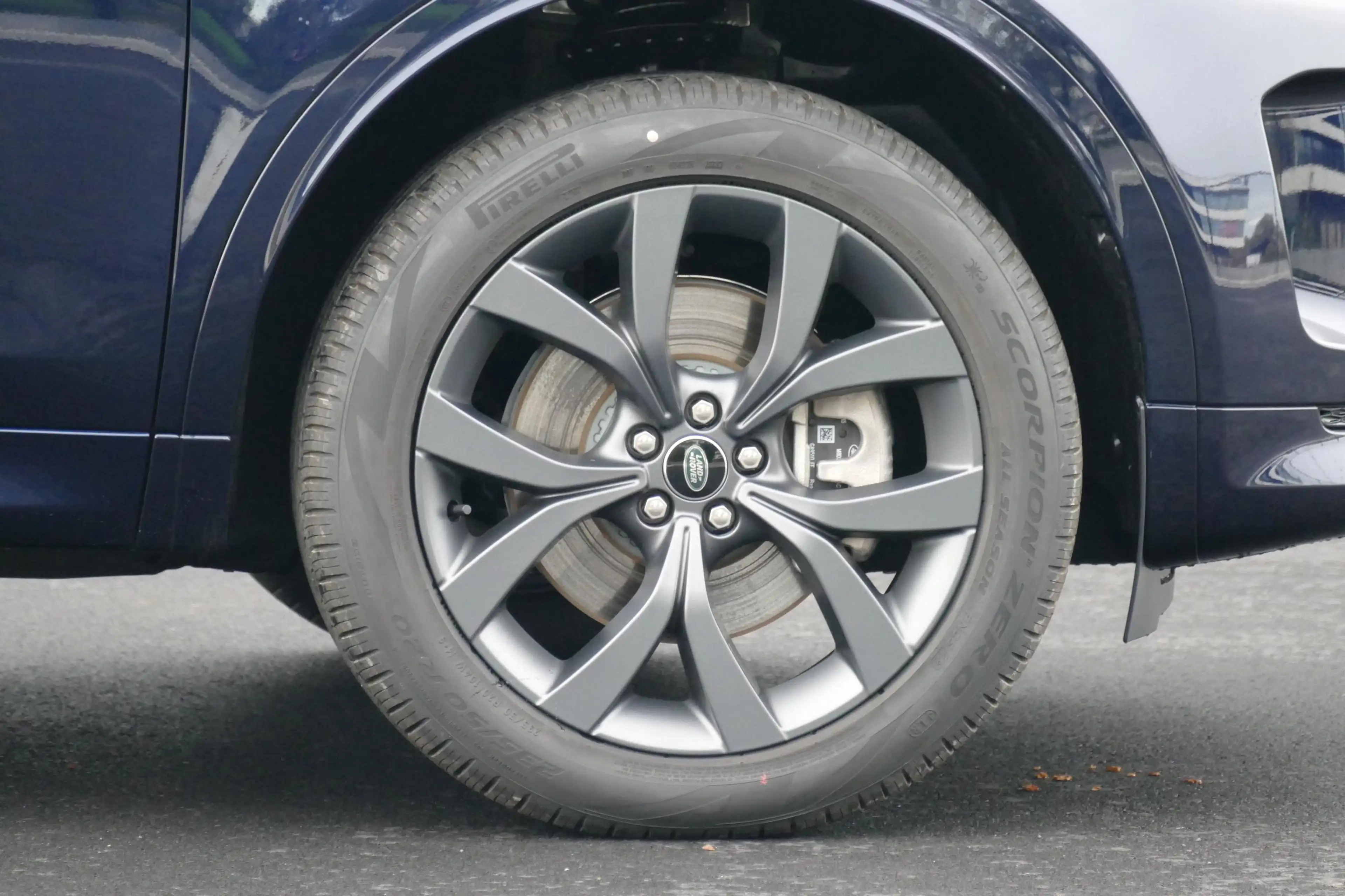 Land Rover Discovery Sport P300e R-Dynamic SE | TOWB | PANO | — photo 6