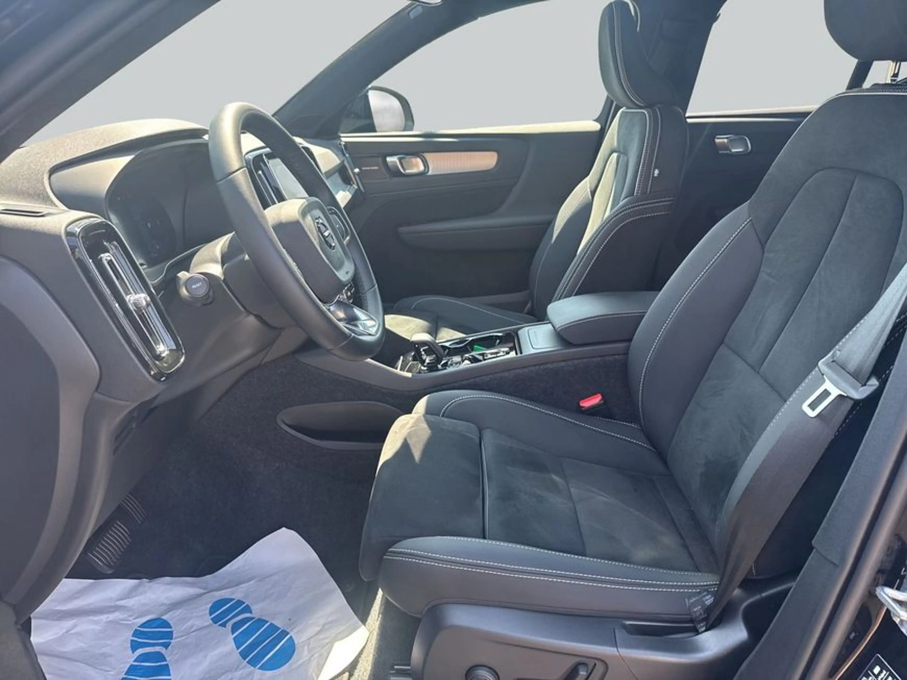 Volvo XC40 XC40 B3 B DKG Plus Black Edition — photo 9