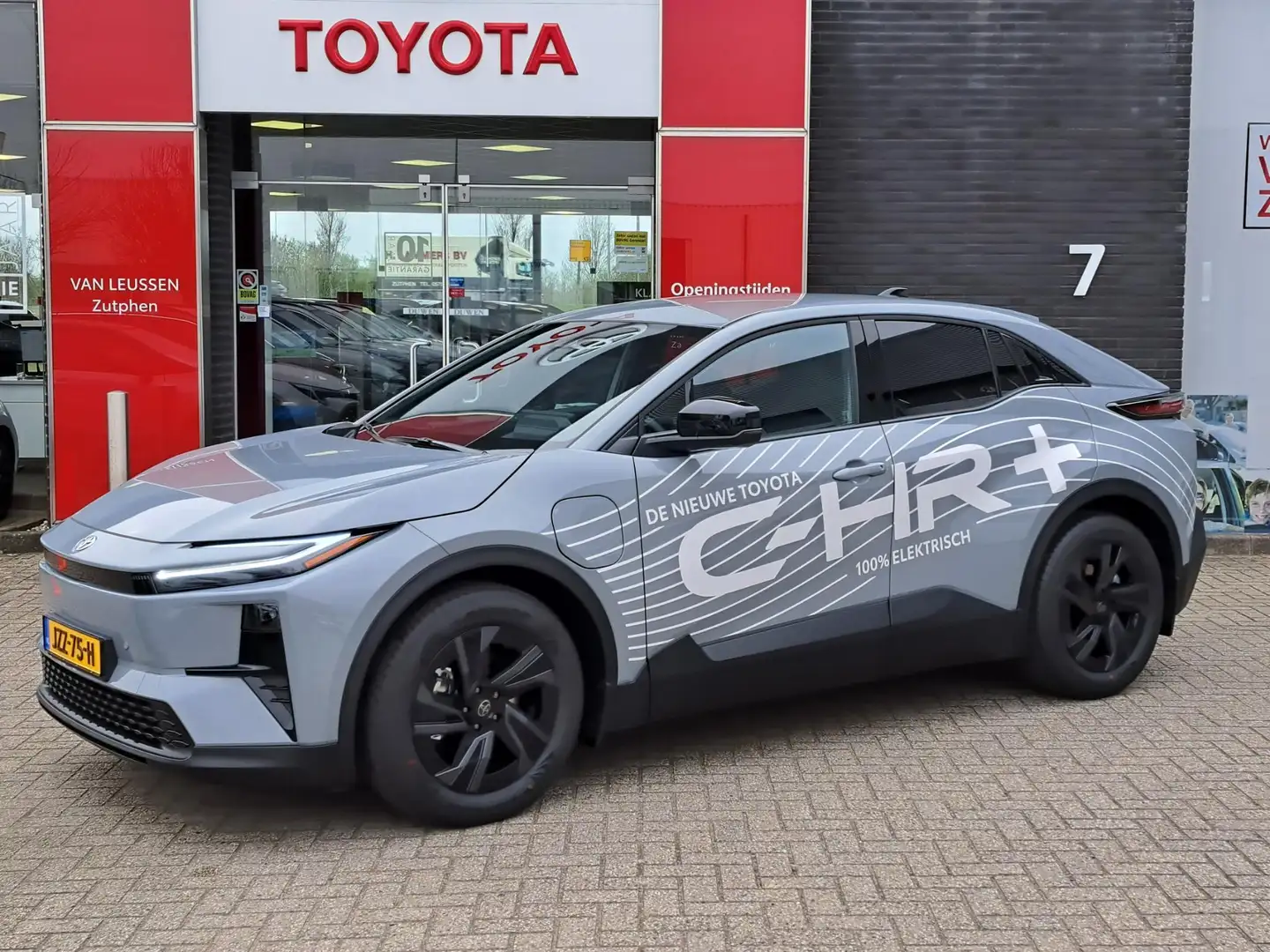 Toyota C-HR+ FIRST EDITION 77KWH WLTP-607KM EL-ACHTERKLEP PRIVA Gris - 1