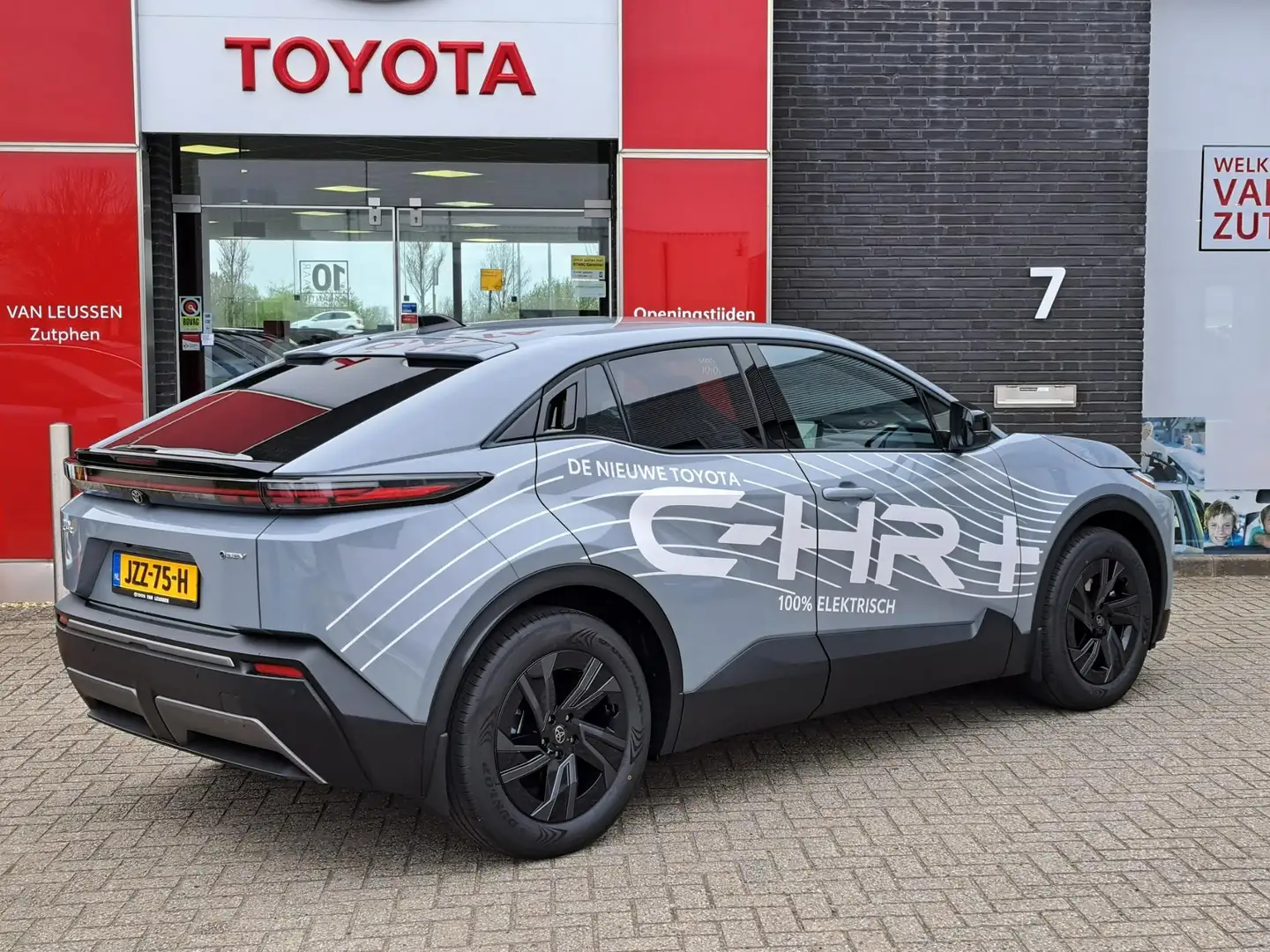 Toyota C-HR+ FIRST EDITION 77KWH WLTP-607KM EL-ACHTERKLEP PRIVA Gris - 2